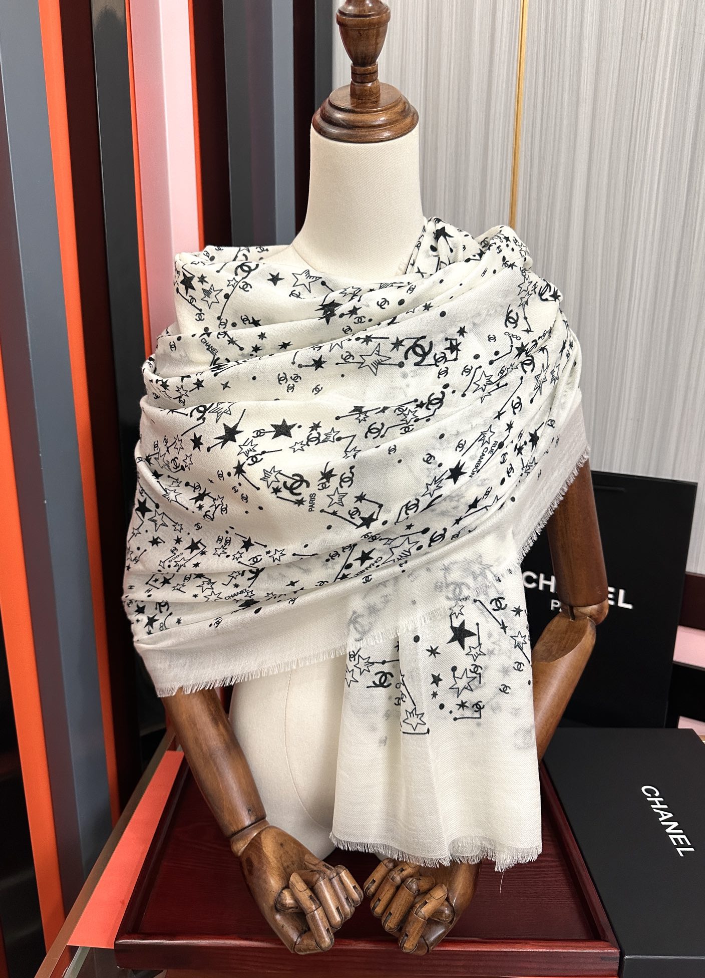 。香奈儿太美了[嘴唇]GW同步 最新款必备款 顶级设计太美了，真心赞👍😘💍实物真心美 🎀披肩配以印花💓💃