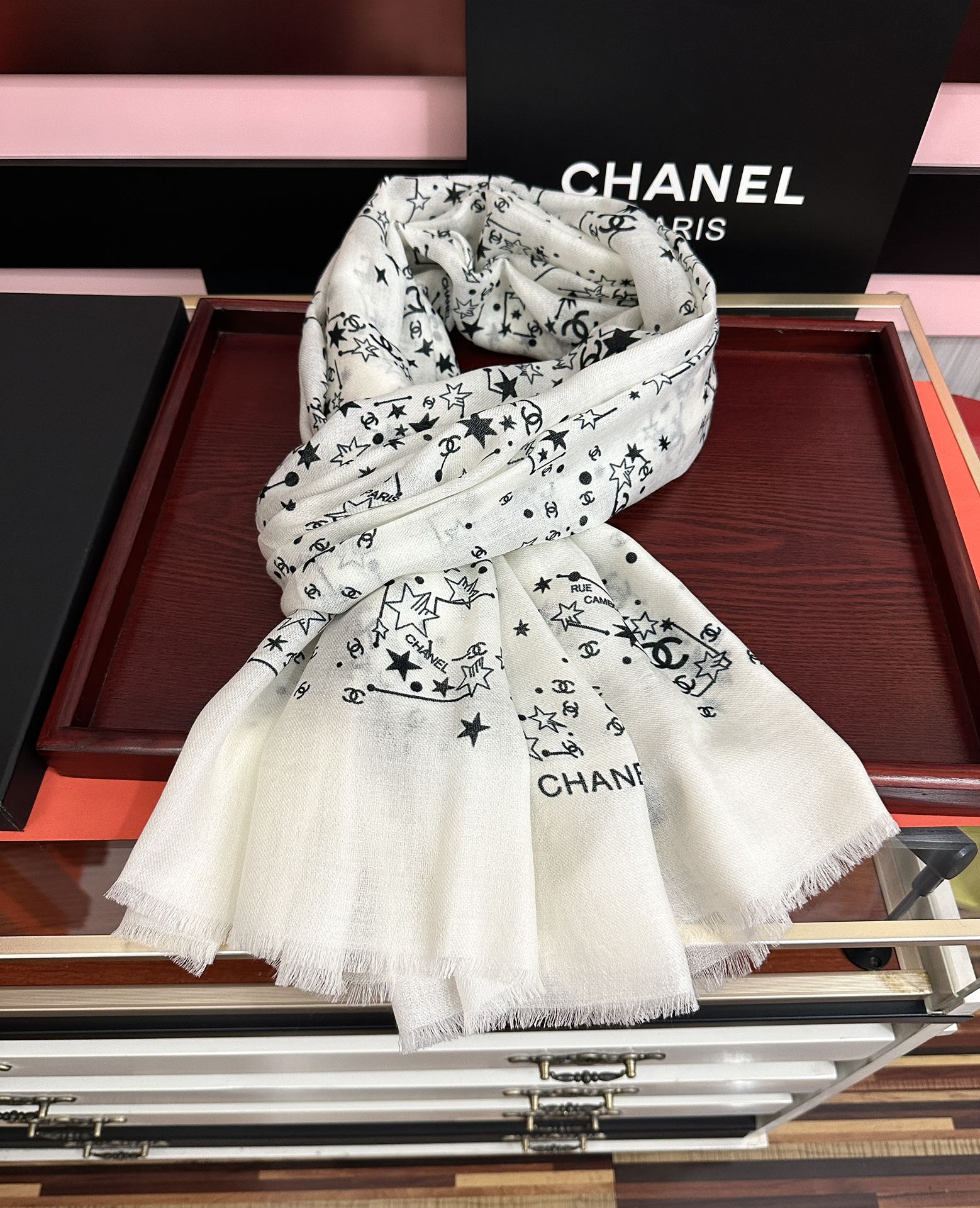 。香奈儿太美了[嘴唇]GW同步 最新款必备款 顶级设计太美了，真心赞👍😘💍实物真心美 🎀披肩配以印花💓💃