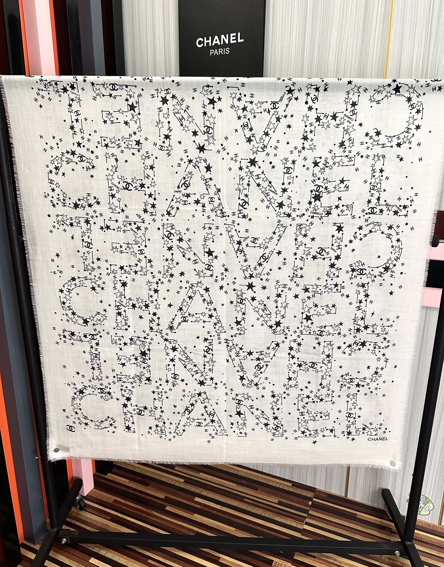 。香奈儿太美了[嘴唇]GW同步 最新款必备款 顶级设计太美了，真心赞👍😘💍实物真心美 🎀披肩配以印花💓💃