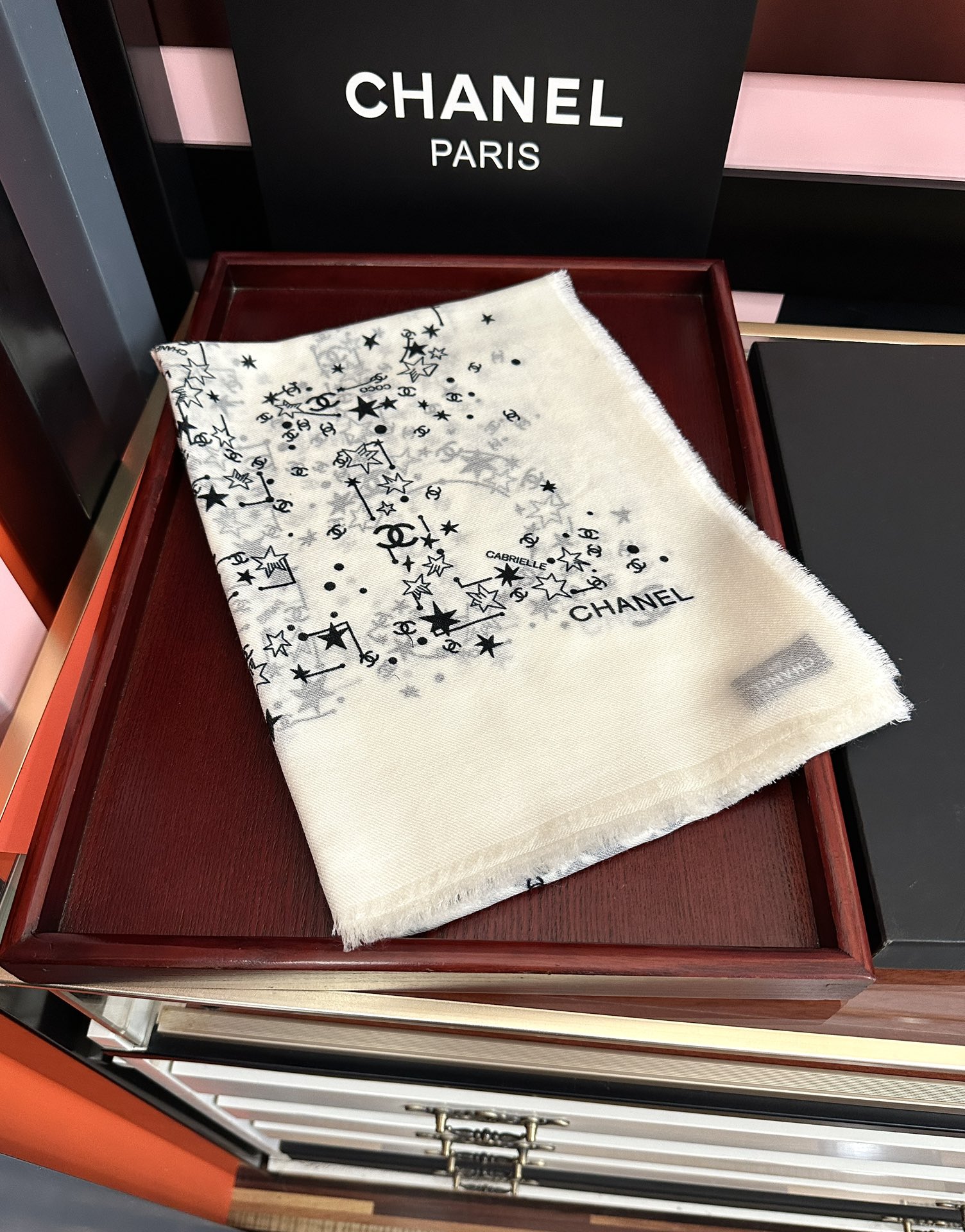 。香奈儿太美了[嘴唇]GW同步 最新款必备款 顶级设计太美了，真心赞👍😘💍实物真心美 🎀披肩配以印花💓💃