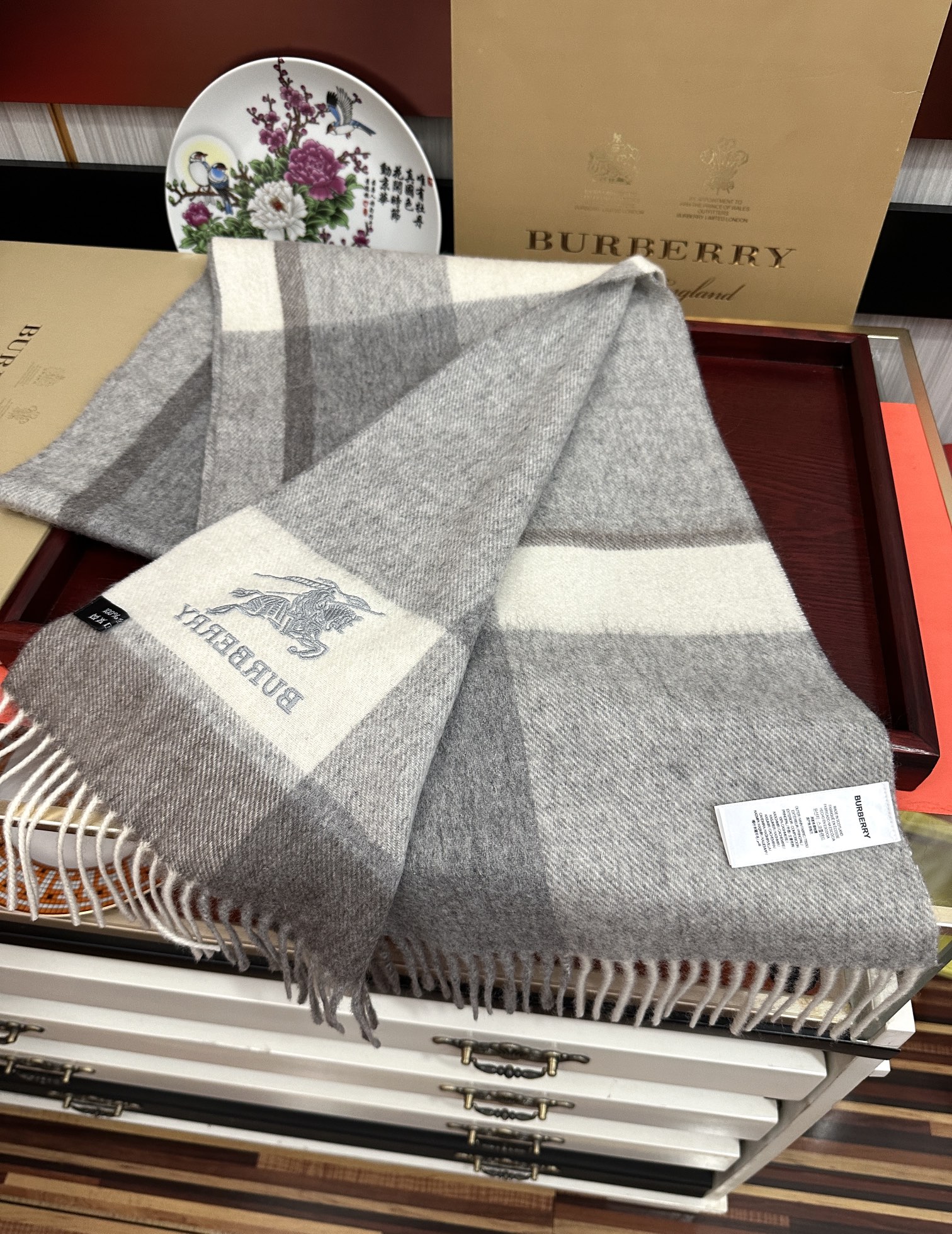 上新。 巴宝莉【刺绣战马】2025最新款男女通用情侣款👫重磅推荐💥 经典的格子，永不过时。非常保暖柔软亲