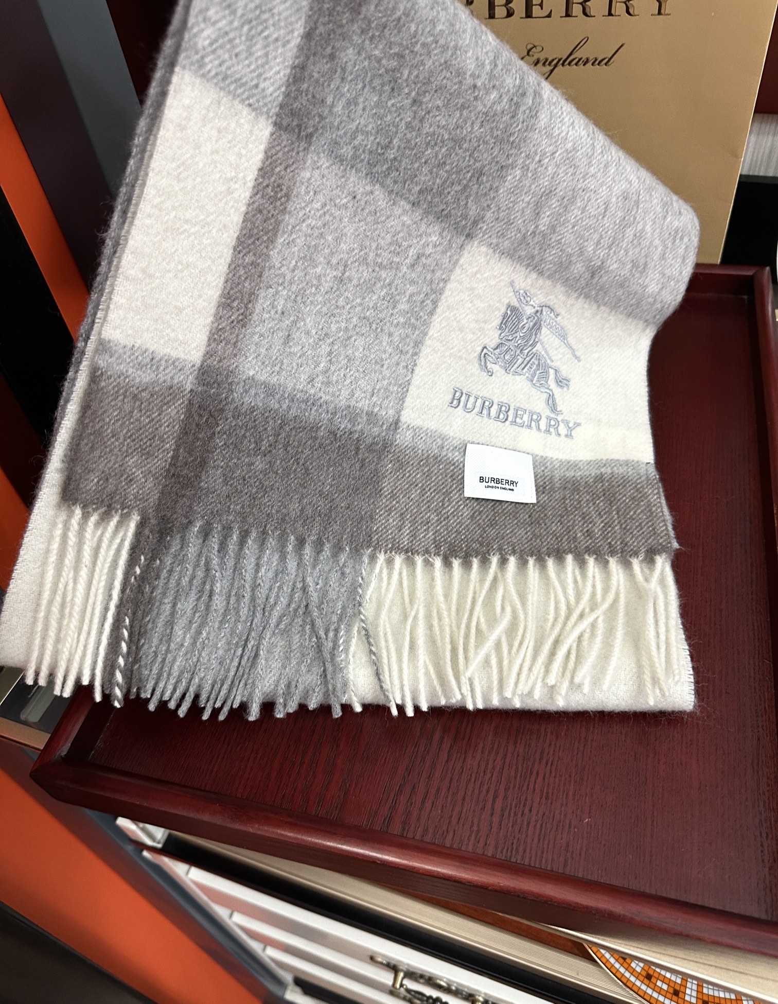 上新。 巴宝莉【刺绣战马】2025最新款男女通用情侣款👫重磅推荐💥 经典的格子，永不过时。非常保暖柔软亲