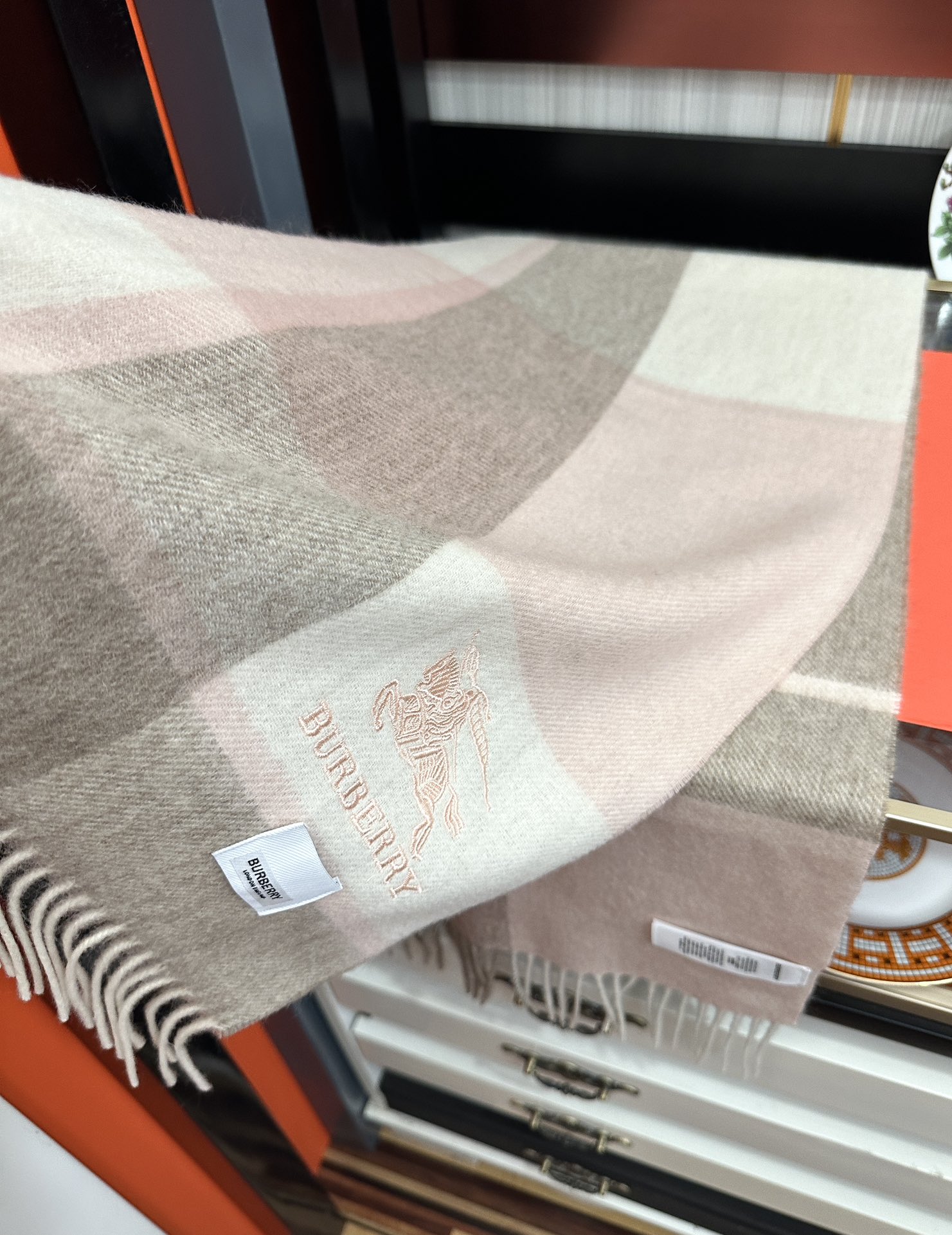 上新。 巴宝莉【刺绣战马】2025最新款男女通用情侣款👫重磅推荐💥 经典的格子，永不过时。非常保暖柔软亲