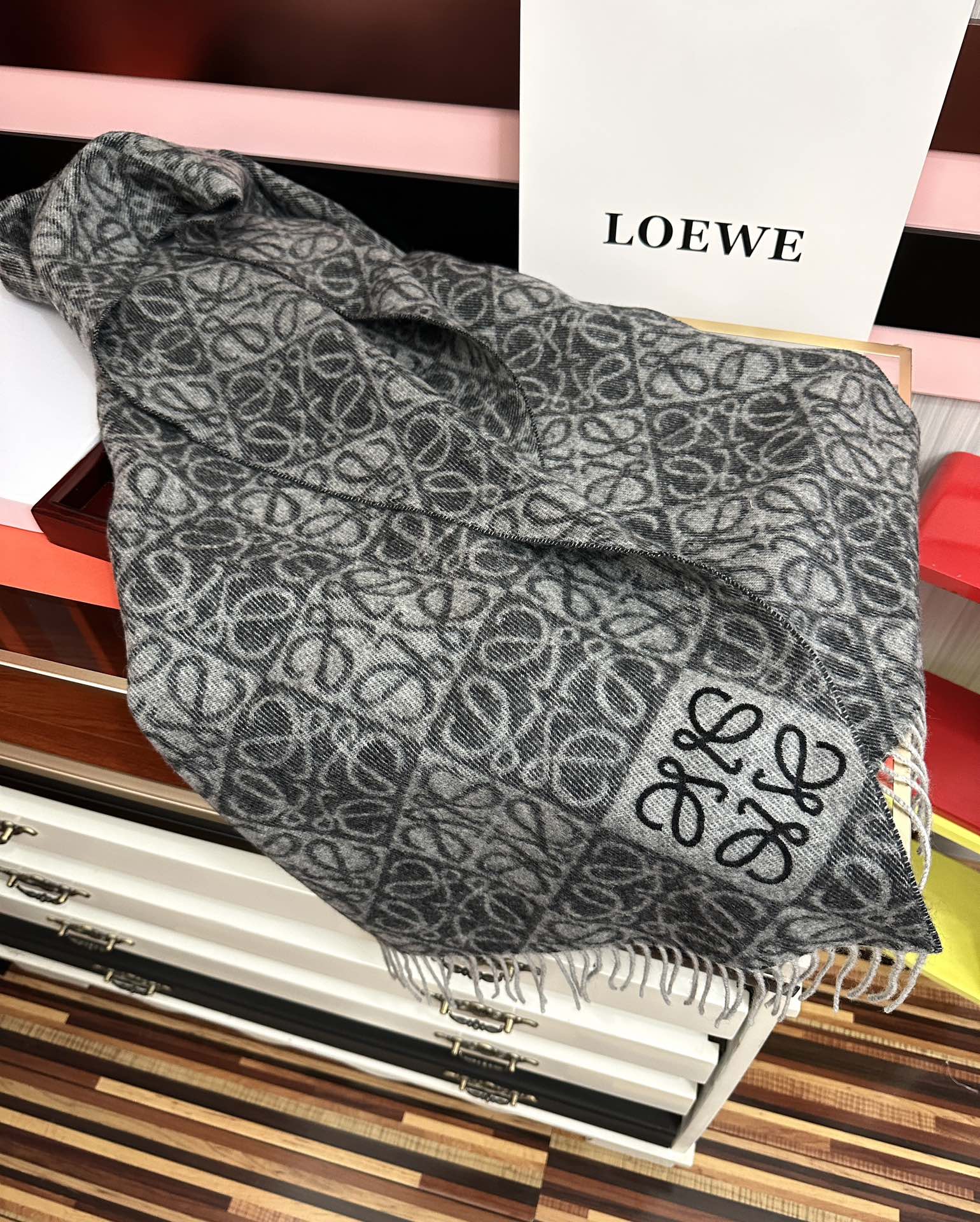 。罗意威2025 ZG最新款[庆祝] 棋盘格提花围巾[太阳]经典棋盘格矩阵设计高端设计[玫瑰] 不挑年龄