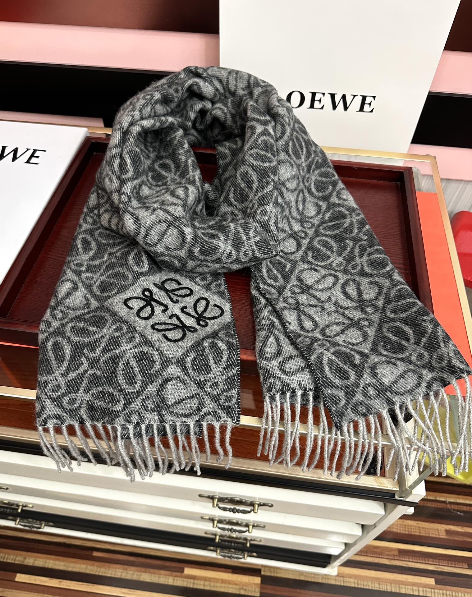 。罗意威2025 ZG最新款[庆祝] 棋盘格提花围巾[太阳]经典棋盘格矩阵设计高端设计[玫瑰] 不挑年龄