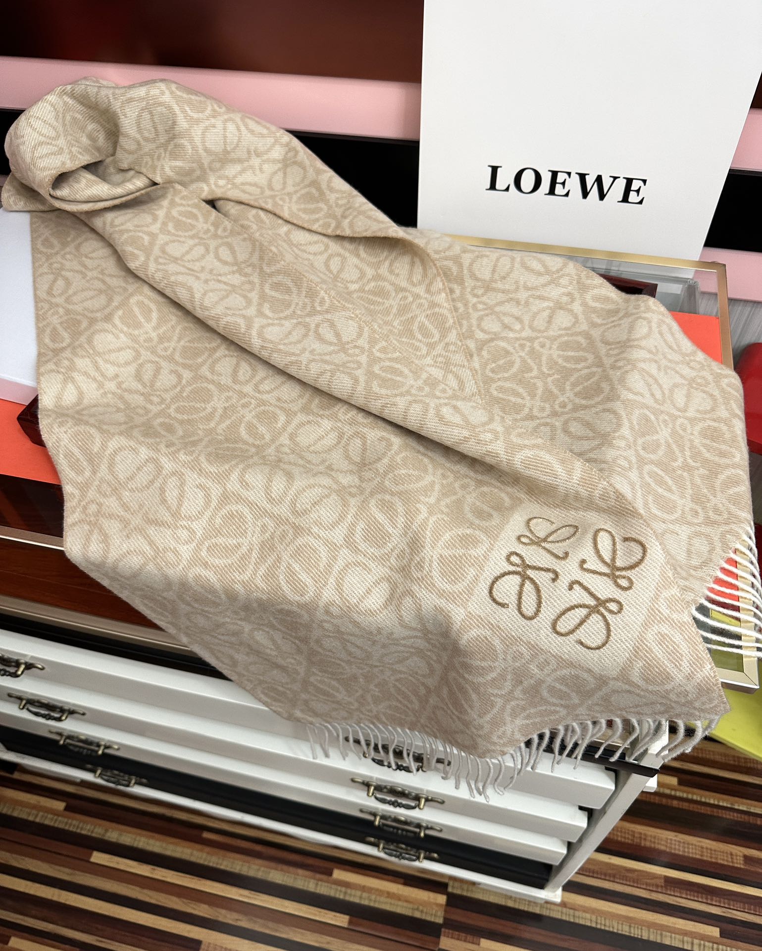 。罗意威2025 ZG最新款[庆祝] 棋盘格提花围巾[太阳]经典棋盘格矩阵设计高端设计[玫瑰] 不挑年龄