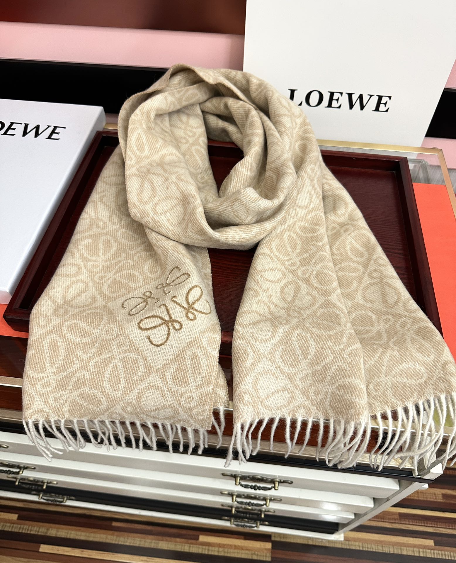 。罗意威2025 ZG最新款[庆祝] 棋盘格提花围巾[太阳]经典棋盘格矩阵设计高端设计[玫瑰] 不挑年龄