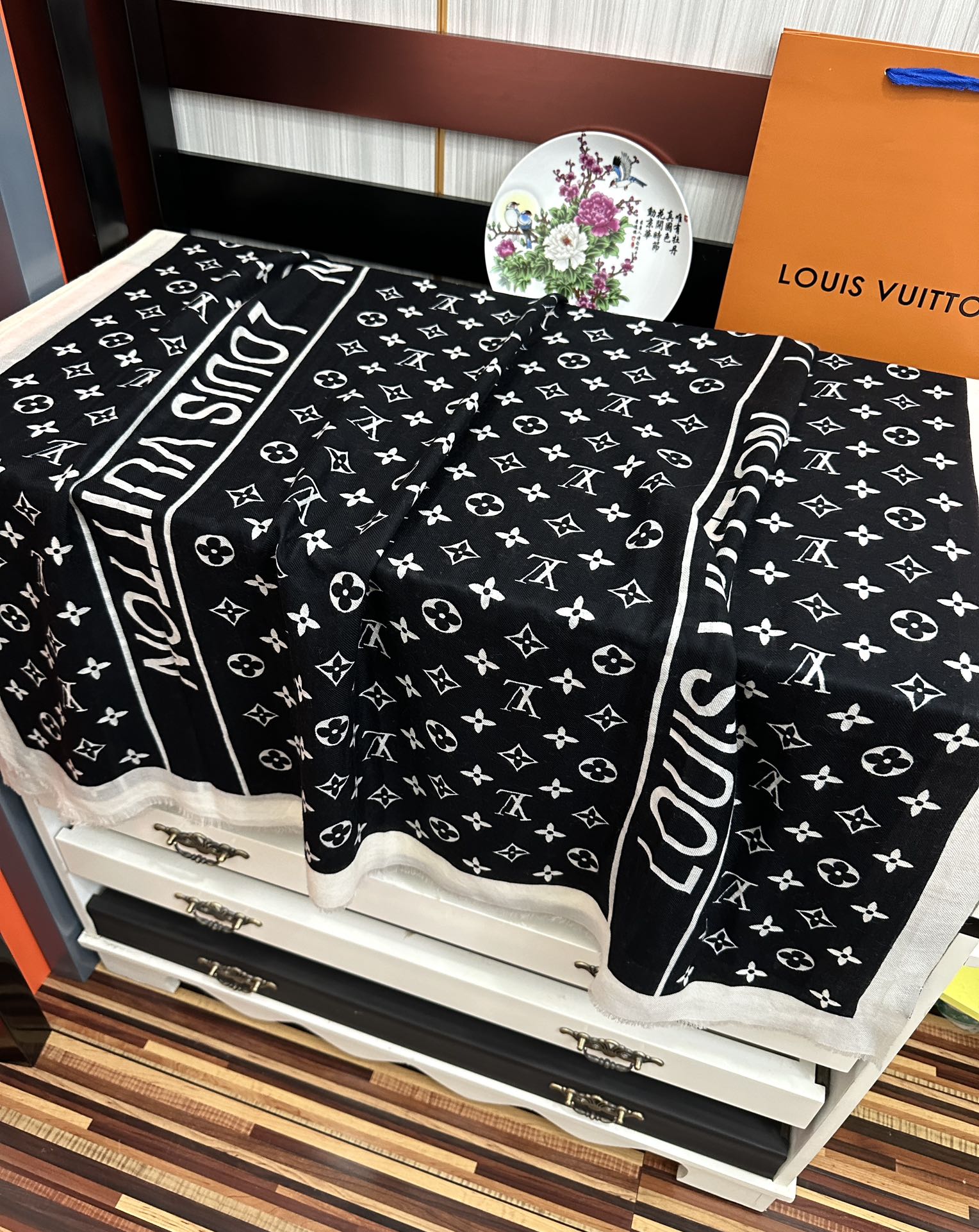 上新 L家 2025 最新款‼️真心赞👍【双面戒指绒长巾】😘💍实物真心美 🎀披肩配以印花💓💃🏻无论设计喷