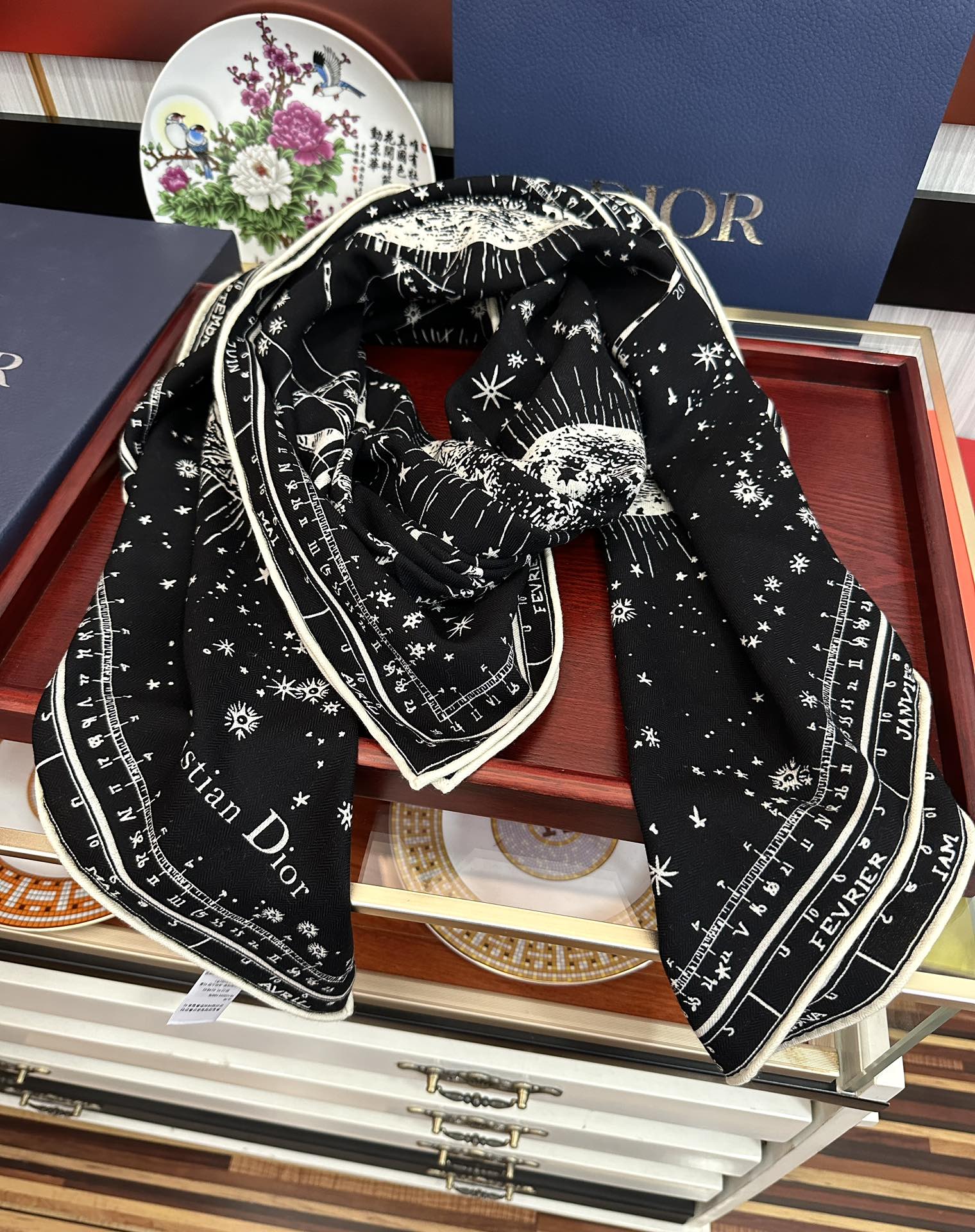 上新❤️迪奥 【双面同色地球图案】经典优雅[礼物]~气质到骨子里[色]新一季的面料超高级，真心超级柔软，