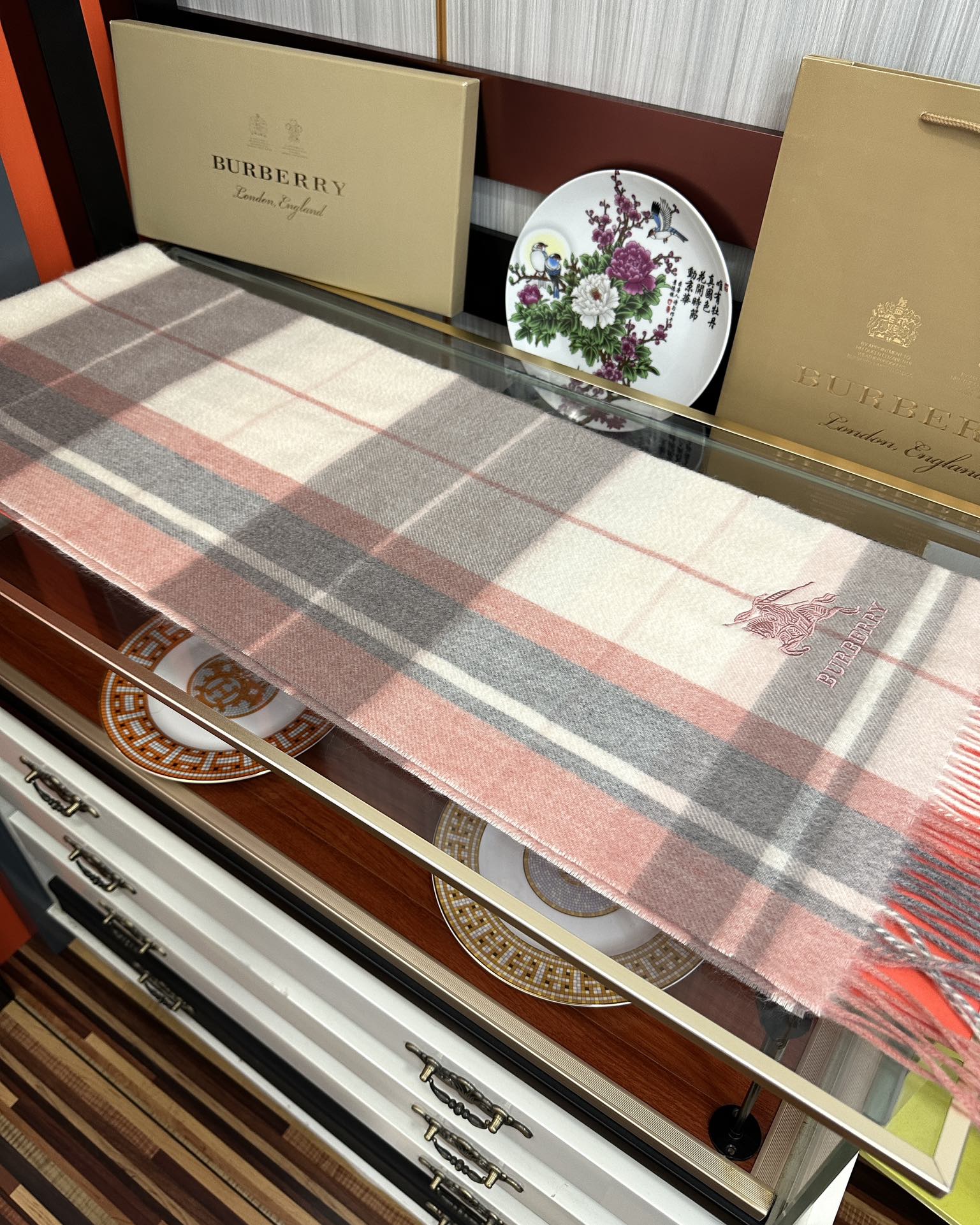 。85%山羊绒 2025巴宝【刺绣战马】采用内蒙古顶级山羊绒，最新款男女通用情侣款👫重磅推荐💥 经典的格