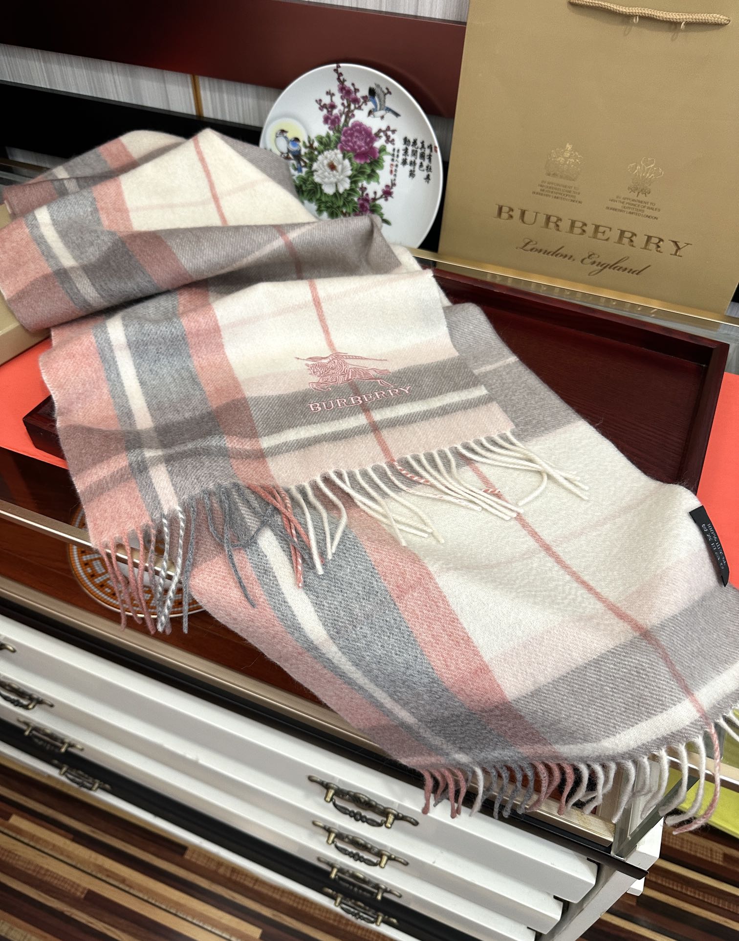 。85%山羊绒 2025巴宝【刺绣战马】采用内蒙古顶级山羊绒，最新款男女通用情侣款👫重磅推荐💥 经典的格