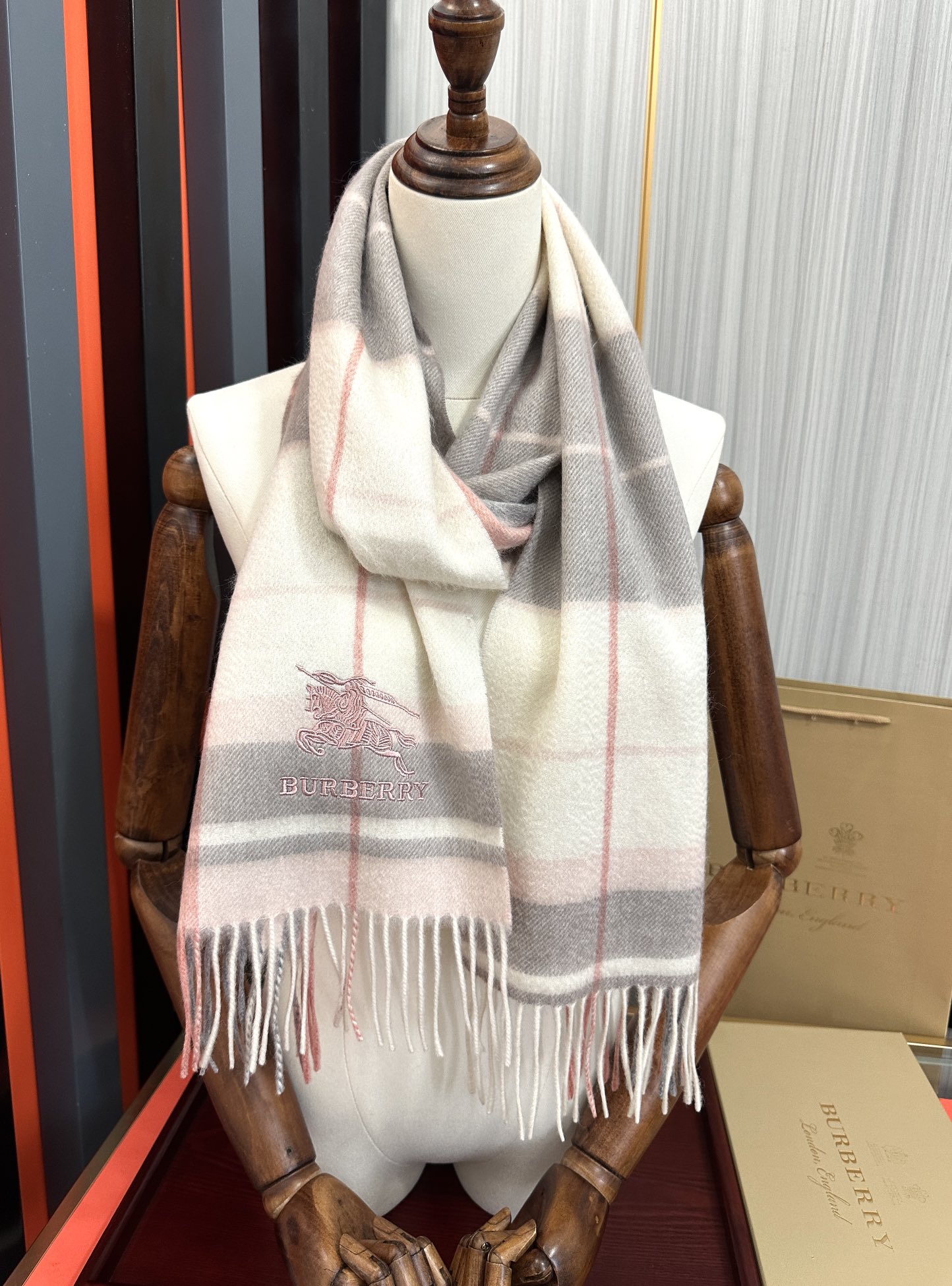 。85%山羊绒 2025巴宝【刺绣战马】采用内蒙古顶级山羊绒，最新款男女通用情侣款👫重磅推荐💥 经典的格