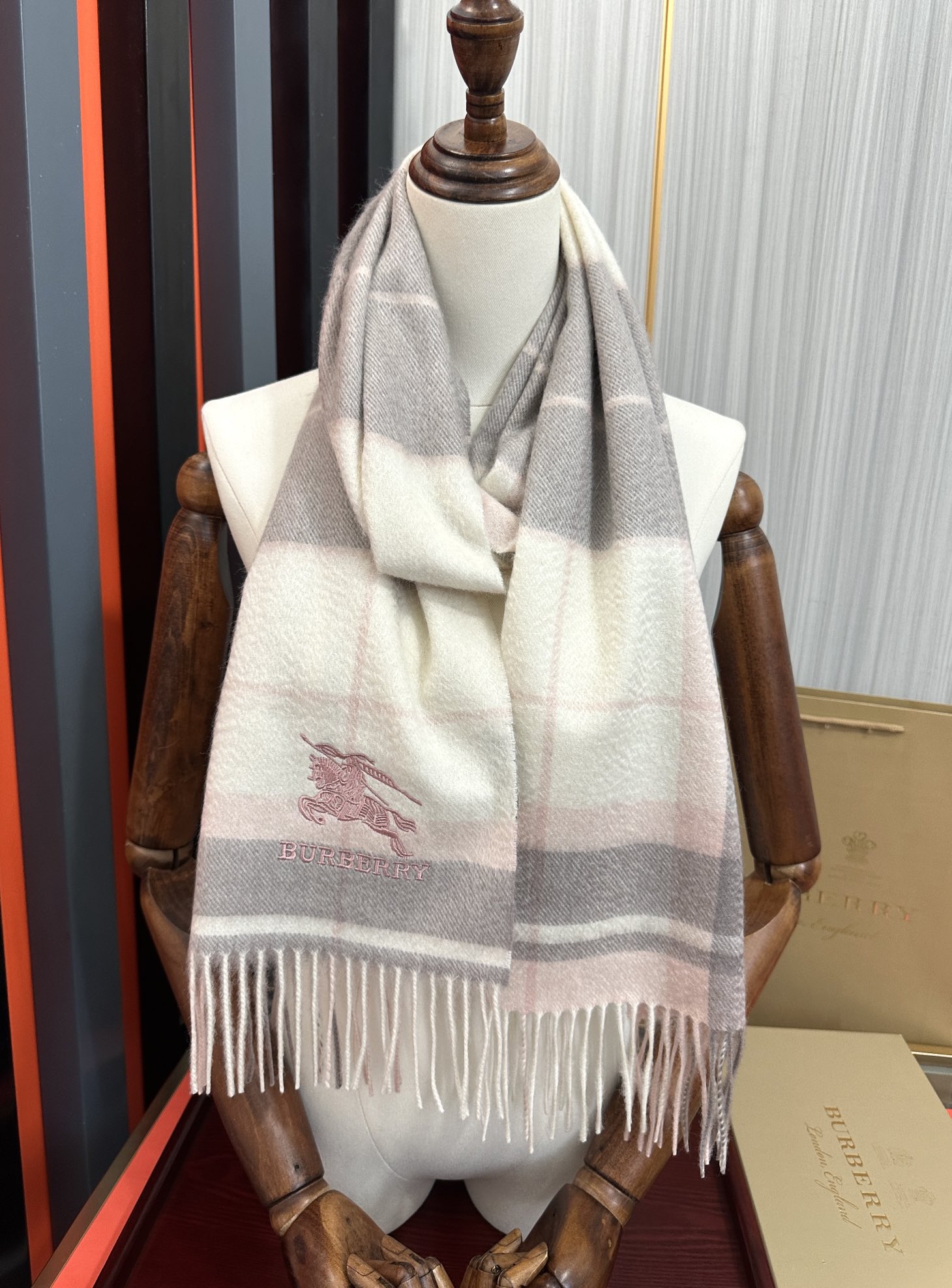 。85%山羊绒 2025巴宝【刺绣战马】采用内蒙古顶级山羊绒，最新款男女通用情侣款👫重磅推荐💥 经典的格