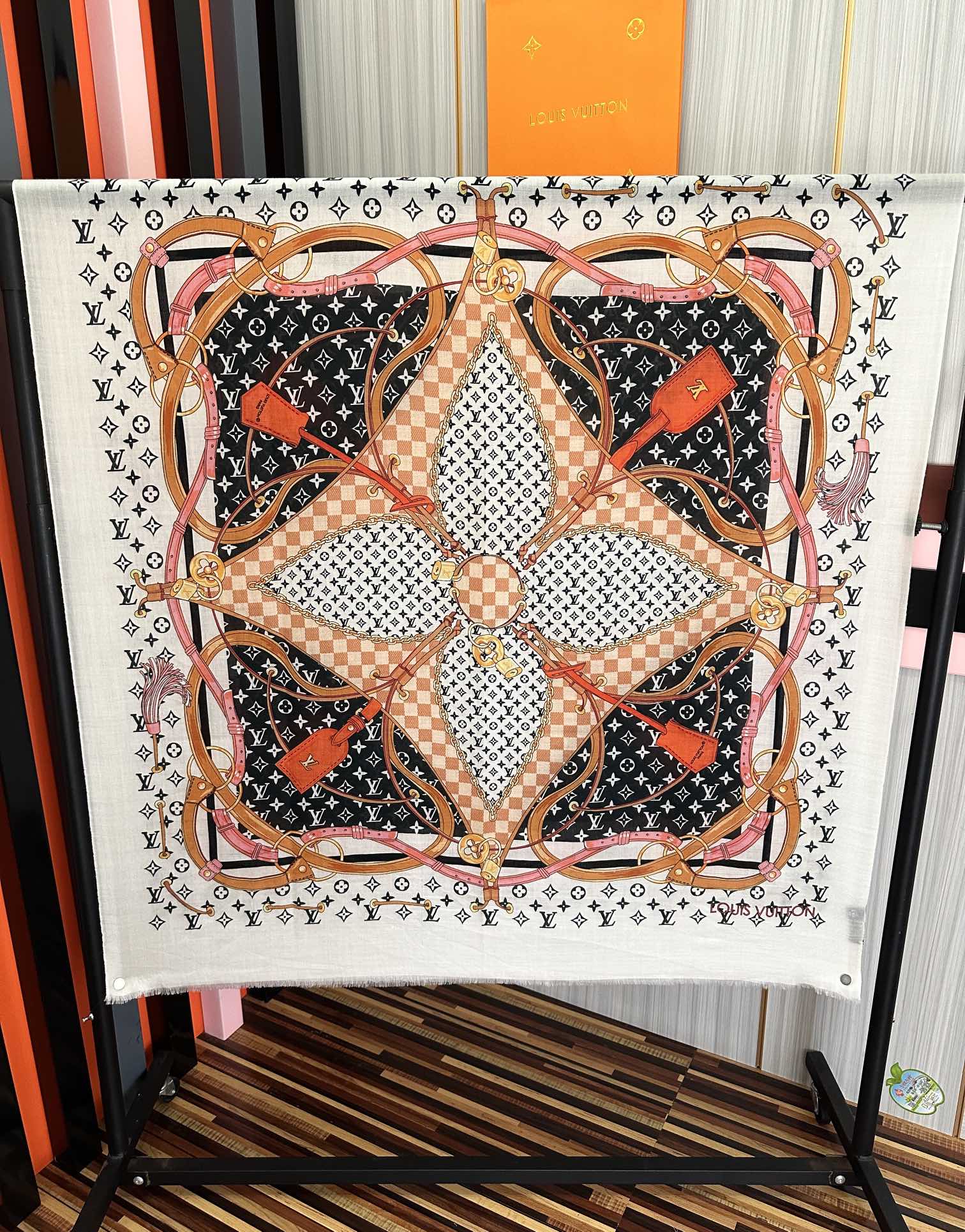 。新新 L v家 2025今年最流行的款式[得意]真心赞👍😘💍实物真心美 🎀披肩配以印花💓💃🏻无论设计喷