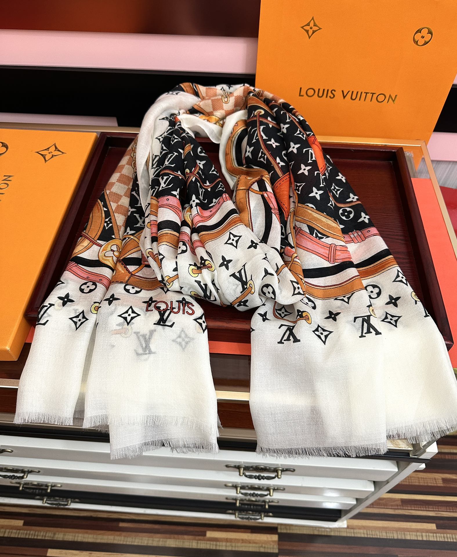 。新新 L v家 2025今年最流行的款式[得意]真心赞👍😘💍实物真心美 🎀披肩配以印花💓💃🏻无论设计喷