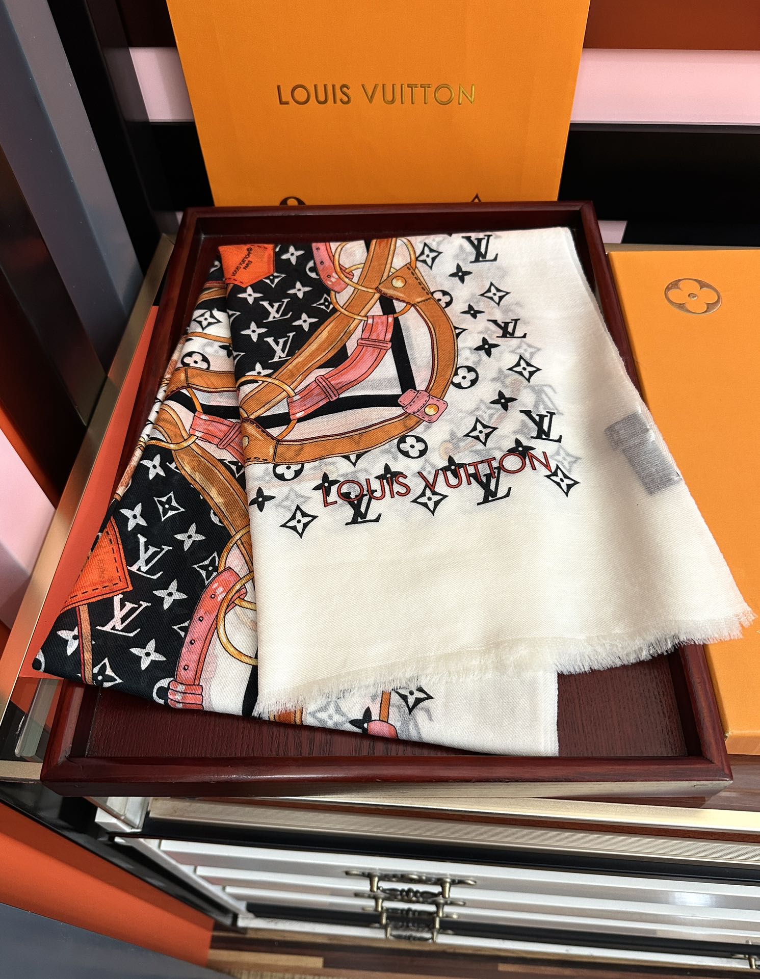 。新新 L v家 2025今年最流行的款式[得意]真心赞👍😘💍实物真心美 🎀披肩配以印花💓💃🏻无论设计喷