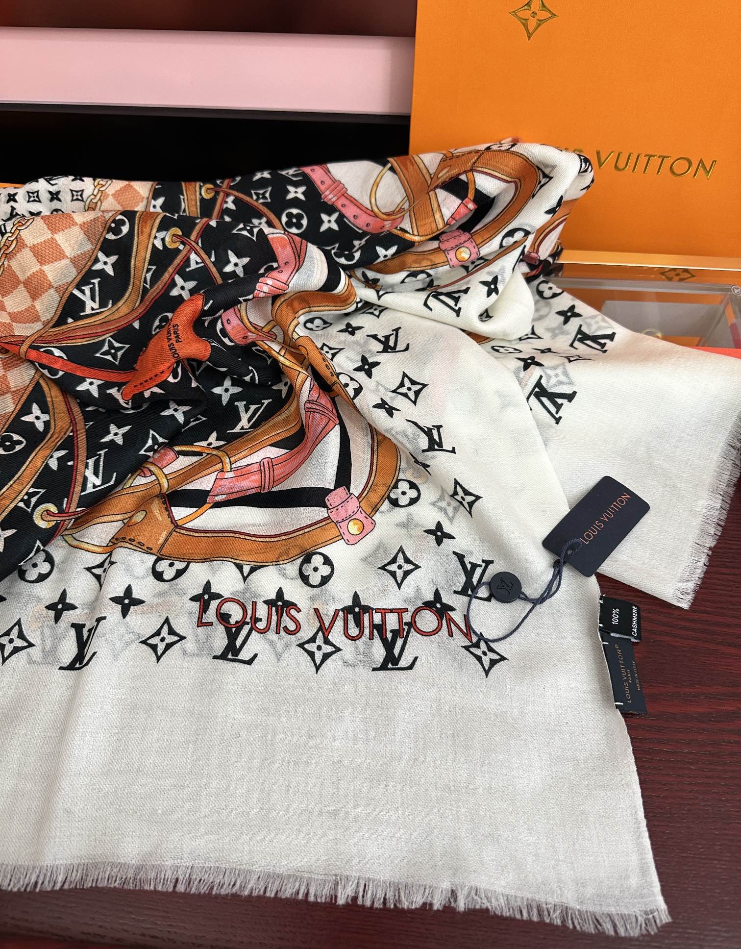 。新新 L v家 2025今年最流行的款式[得意]真心赞👍😘💍实物真心美 🎀披肩配以印花💓💃🏻无论设计喷