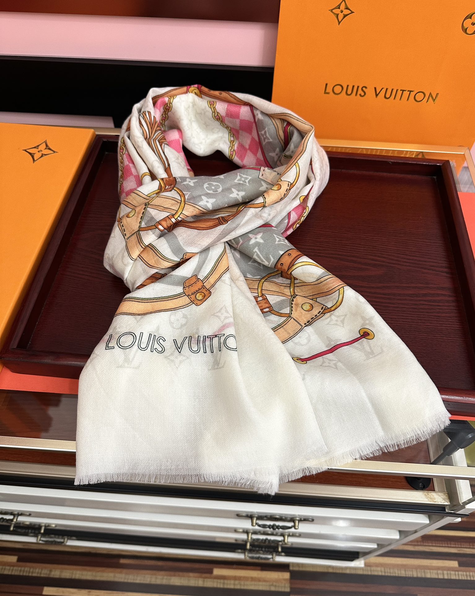 。新新 L v家 2025今年最流行的款式[得意]真心赞👍😘💍实物真心美 🎀披肩配以印花💓💃🏻无论设计喷