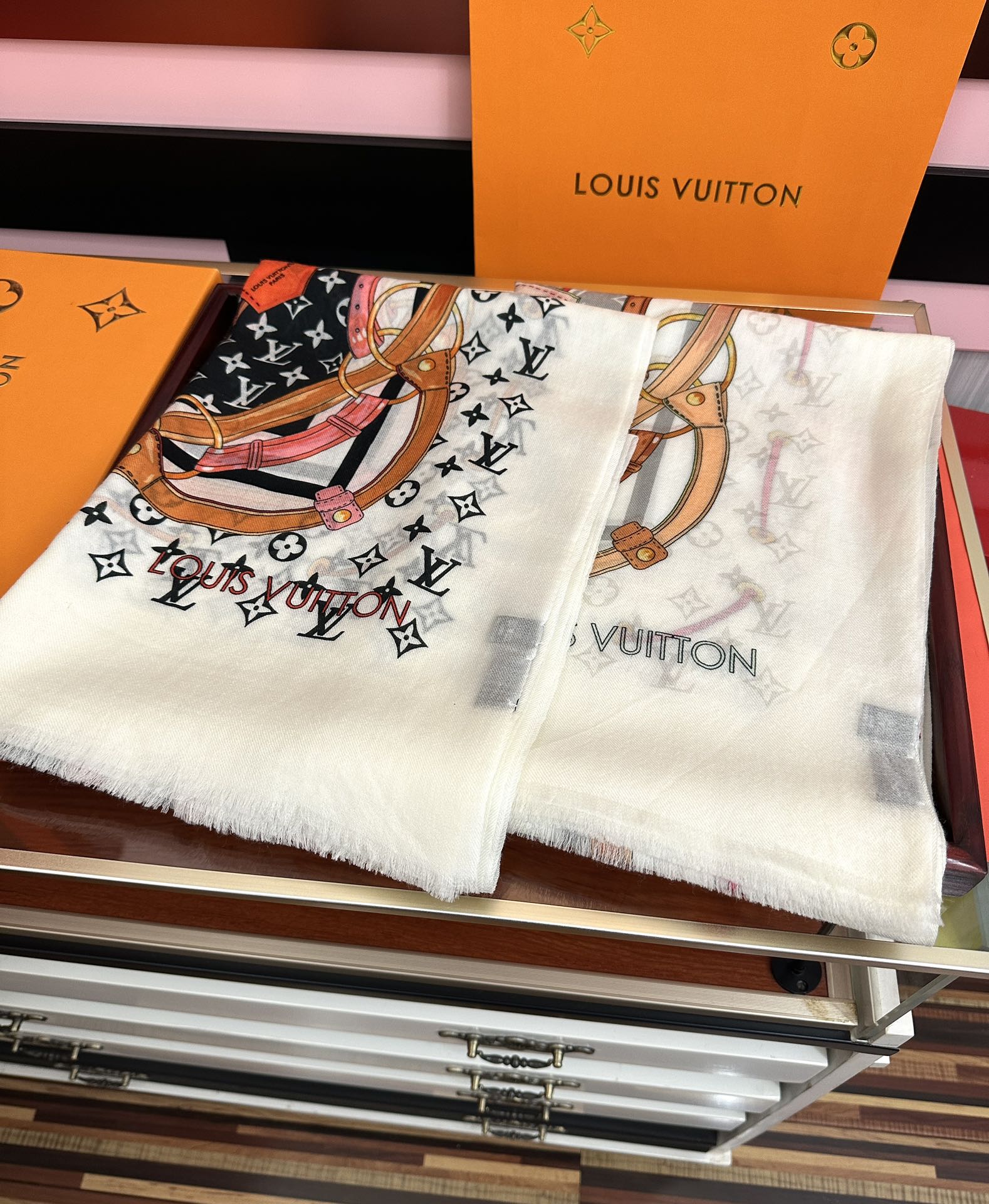 。新新 L v家 2025今年最流行的款式[得意]真心赞👍😘💍实物真心美 🎀披肩配以印花💓💃🏻无论设计喷