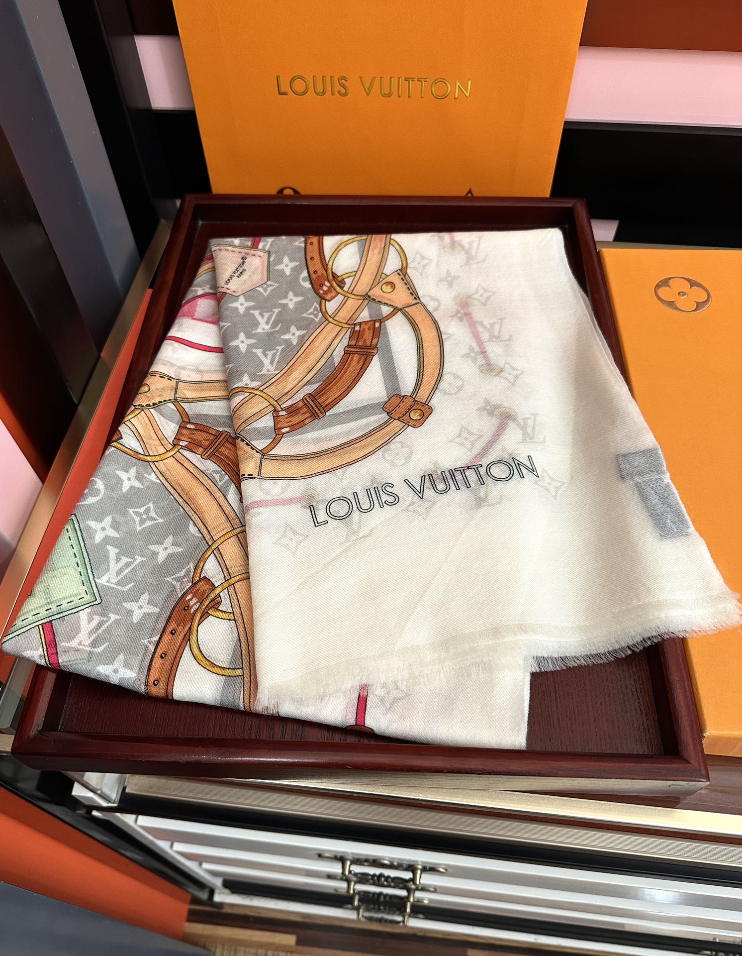 。新新 L v家 2025今年最流行的款式[得意]真心赞👍😘💍实物真心美 🎀披肩配以印花💓💃🏻无论设计喷