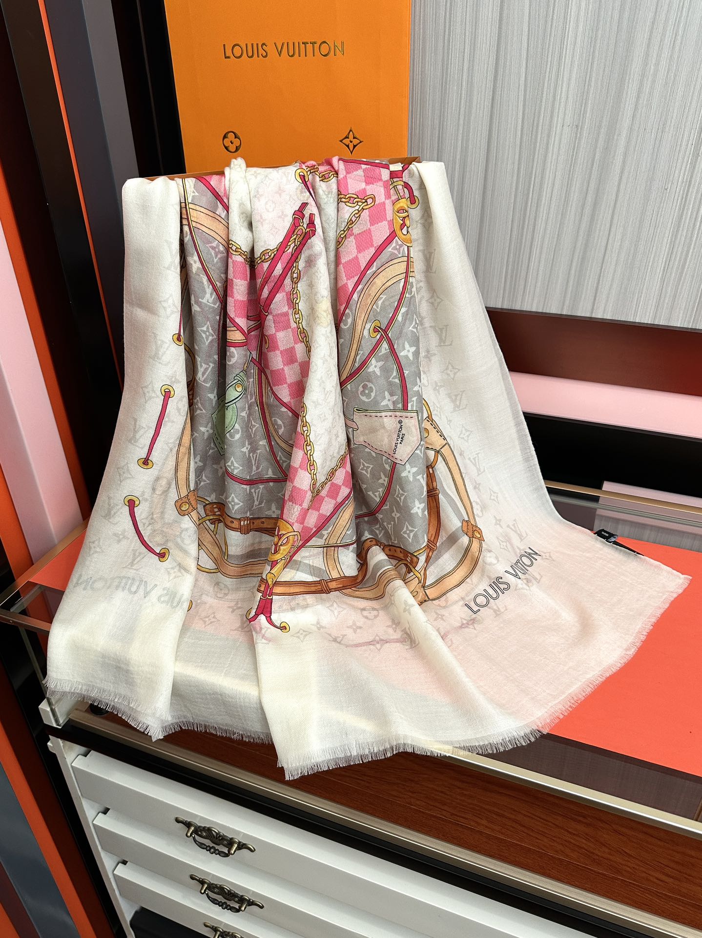 。新新 L v家 2025今年最流行的款式[得意]真心赞👍😘💍实物真心美 🎀披肩配以印花💓💃🏻无论设计喷