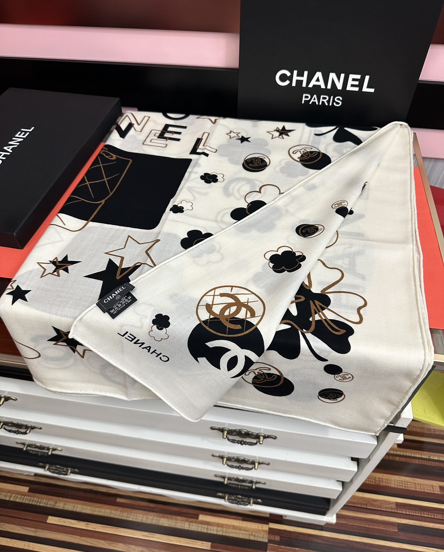 爆款❤️2025 香奈儿ZG同步 太美了 【双面同色】[發]经典茶花帽子🎩设计优雅风[礼物]~气质到骨子