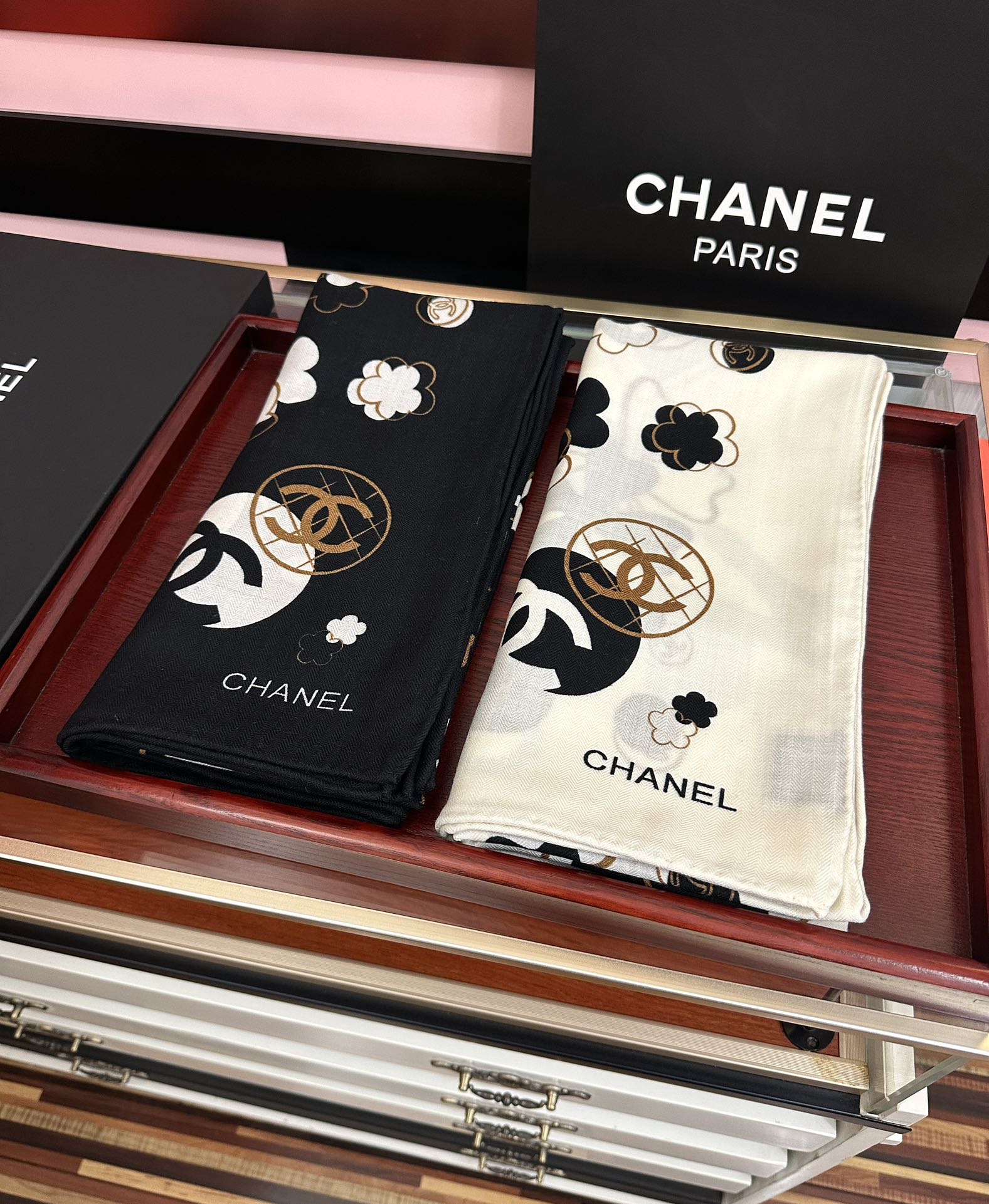 爆款❤️2025 香奈儿ZG同步 太美了 【双面同色】[發]经典茶花帽子🎩设计优雅风[礼物]~气质到骨子