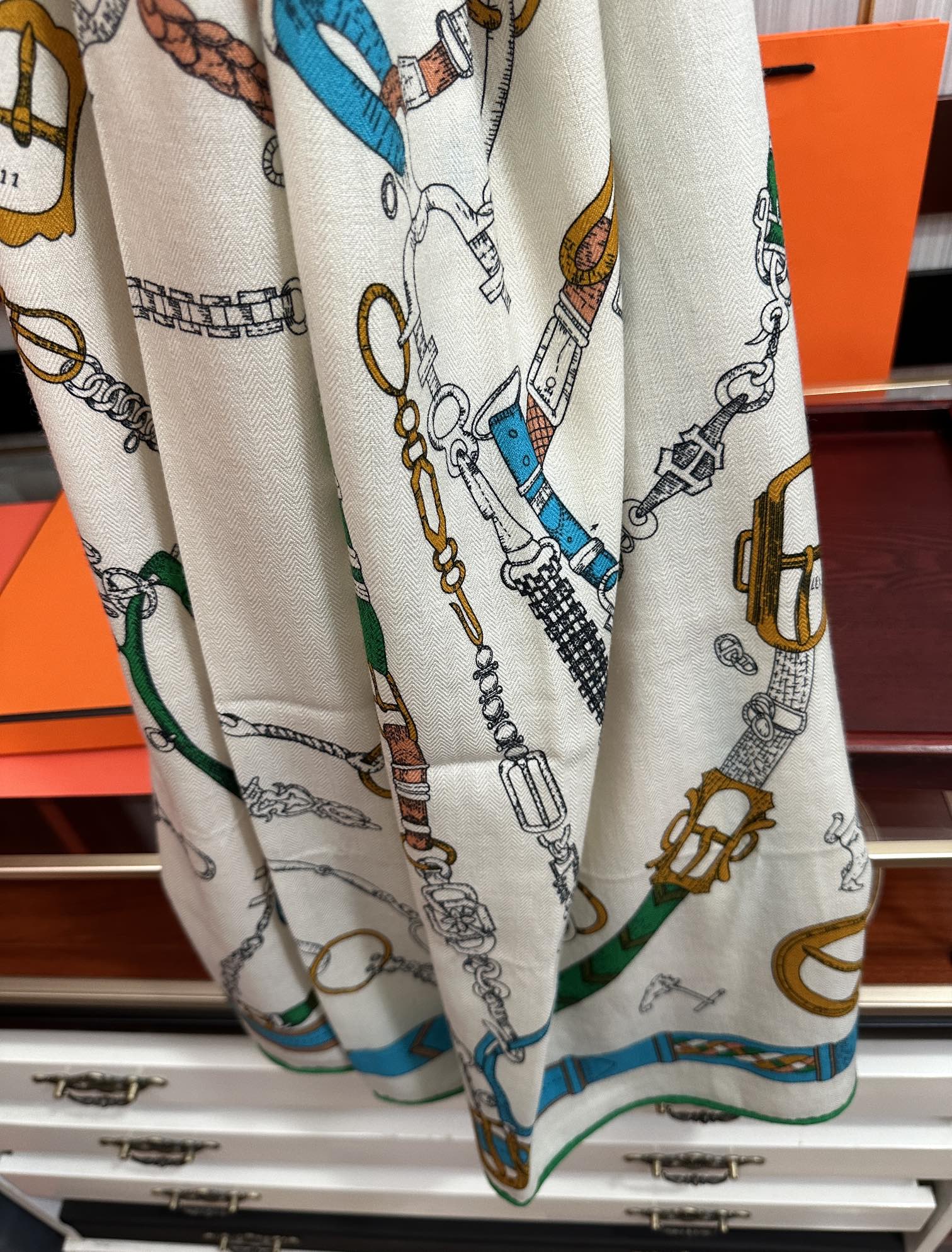 上新❤️2025 爱马士【双面同色】ZG同步最新款 买了都说好看顶级工艺超值[嘴唇]专柜爆款🎁🎁羊绒方巾