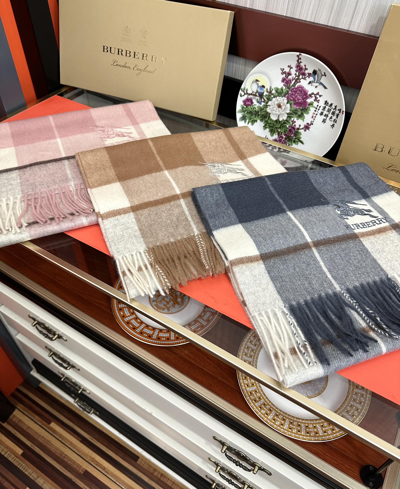 。85%山羊绒 2025 巴宝莉【刺绣战马】采用内蒙古顶级山羊绒 最新款男女通用情侣款👫重磅推荐💥 经典