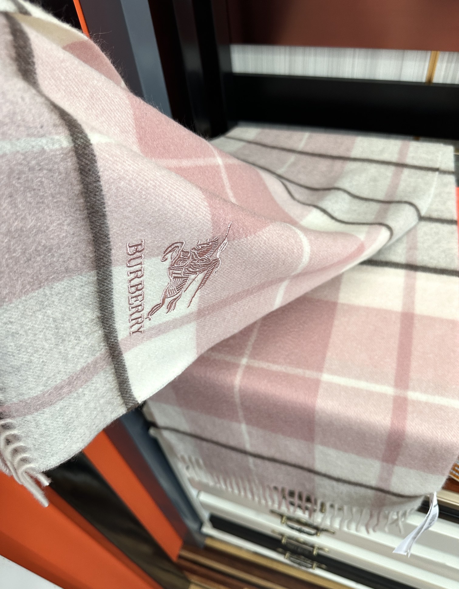 。85%山羊绒 2025 巴宝莉【刺绣战马】采用内蒙古顶级山羊绒 最新款男女通用情侣款👫重磅推荐💥 经典