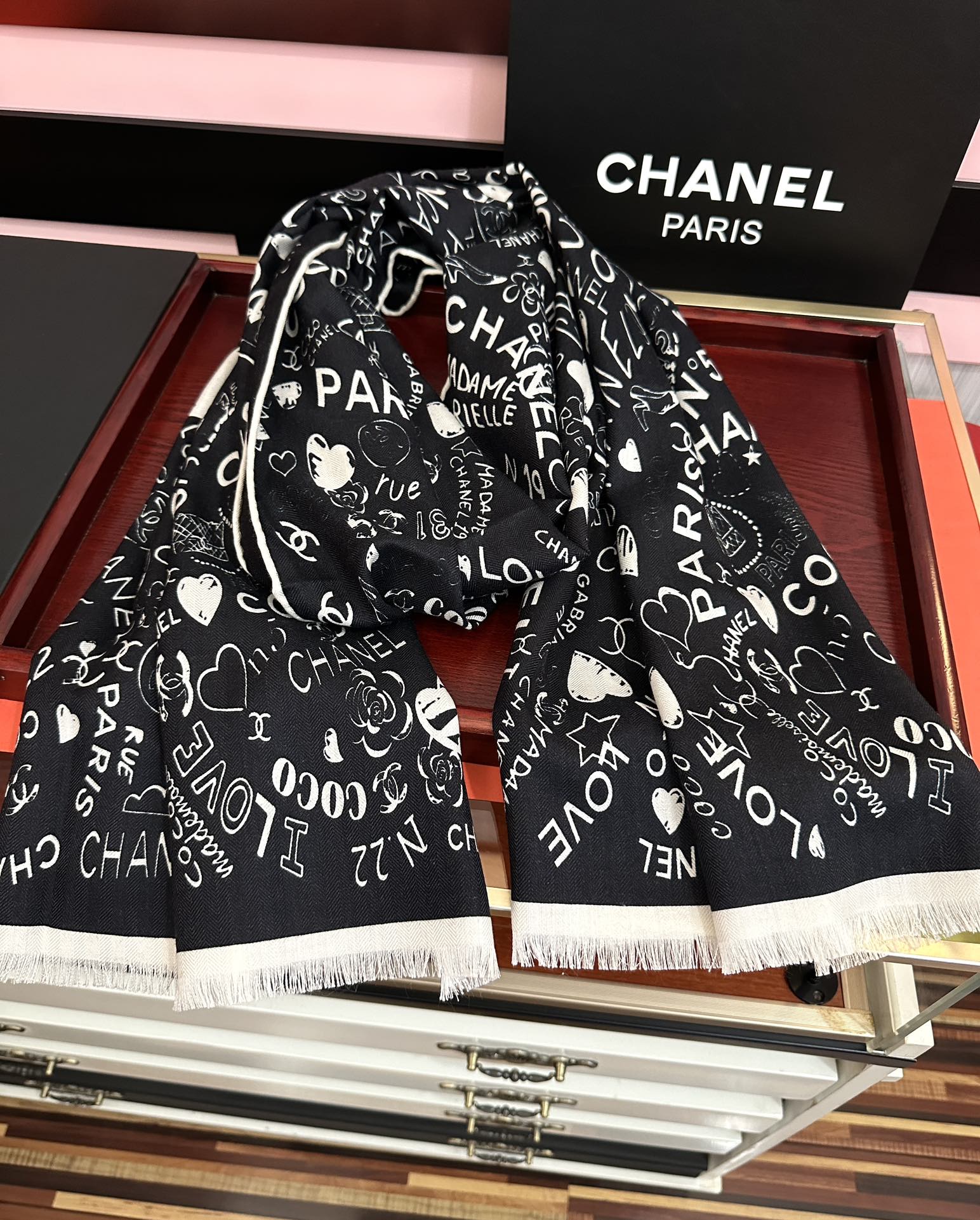 。新款 小香 双面同色 2025【coco涂鸦系列】太美了[吃瓜]下手一定要快[嘴唇]四季都可以用[勾引