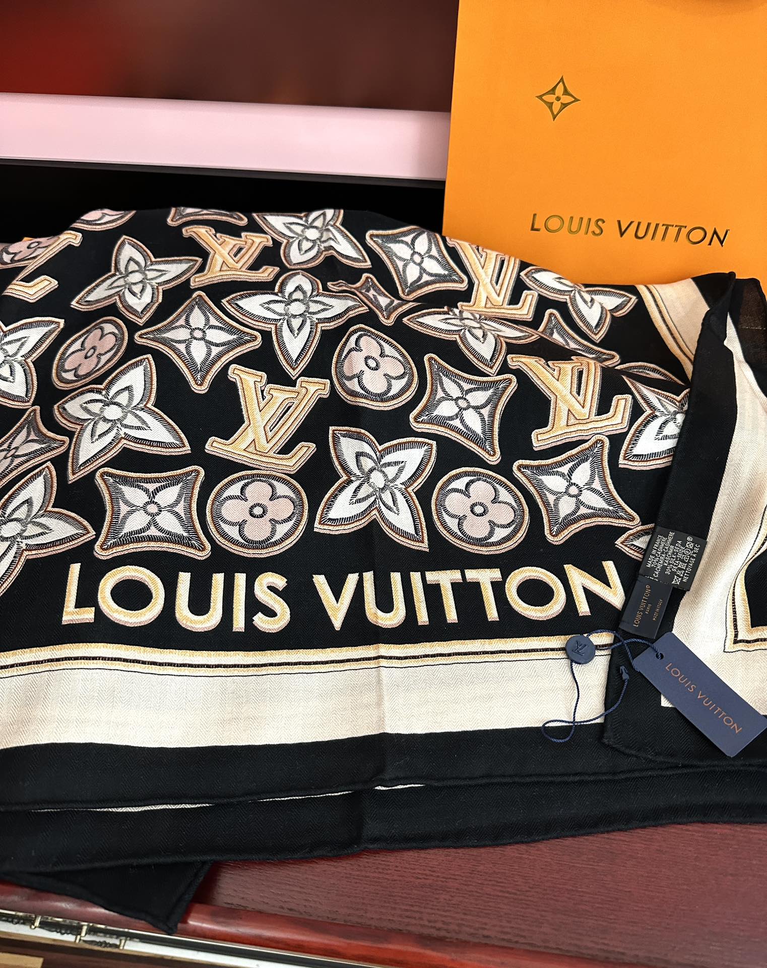 新款 ❤️LV 2025经典优雅[礼物]~气质到骨子里[色]新一季的面料超高级，真心超级柔软，丝丝顺滑[