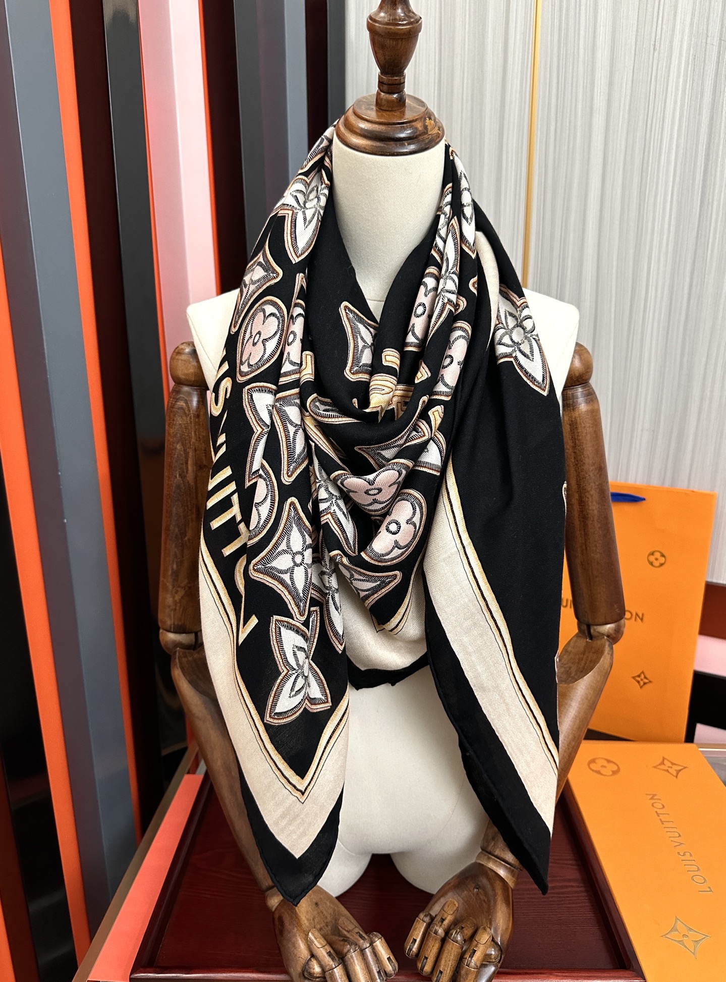 新款 ❤️LV 2025经典优雅[礼物]~气质到骨子里[色]新一季的面料超高级，真心超级柔软，丝丝顺滑[