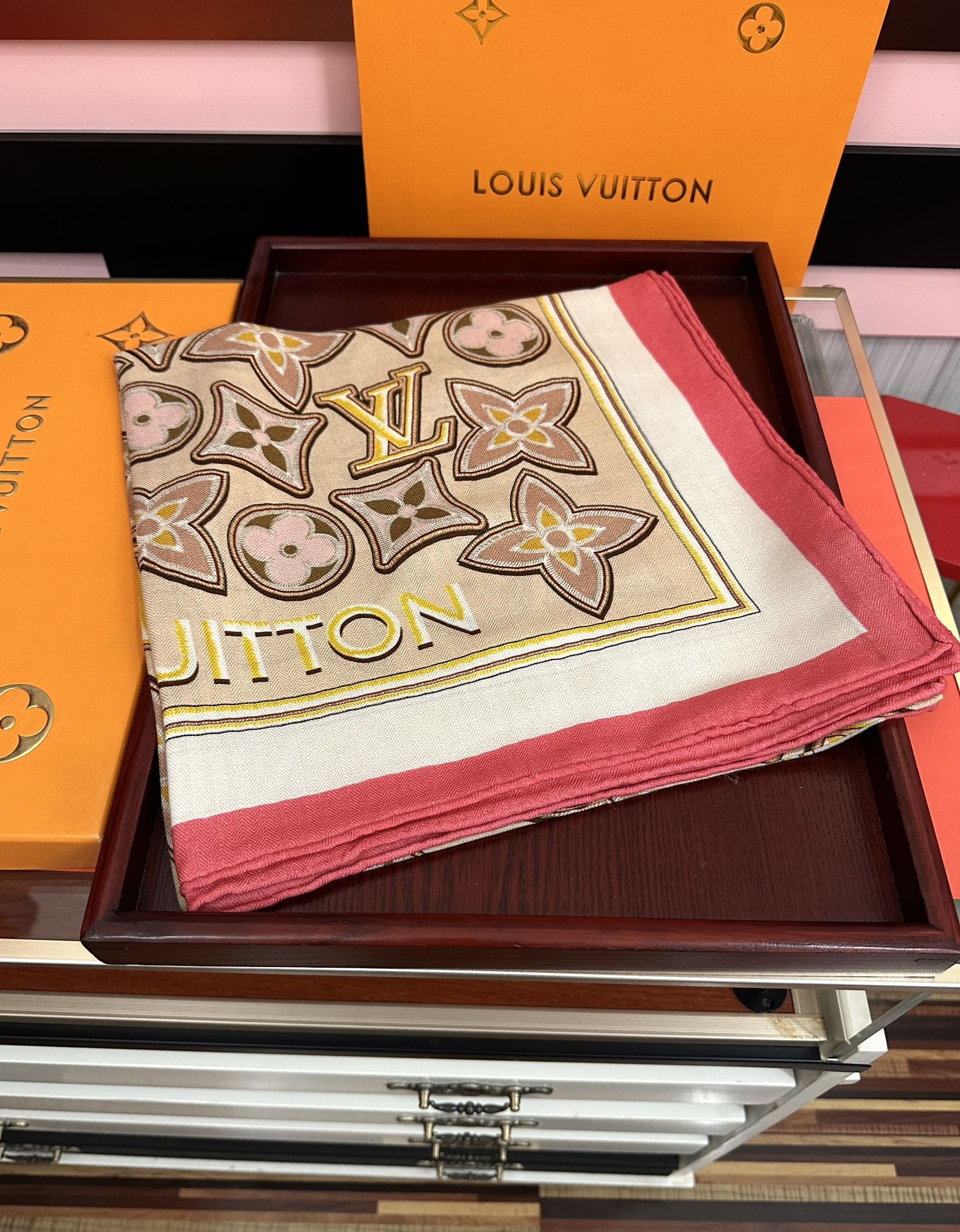 新款 ❤️LV 2025经典优雅[礼物]~气质到骨子里[色]新一季的面料超高级，真心超级柔软，丝丝顺滑[