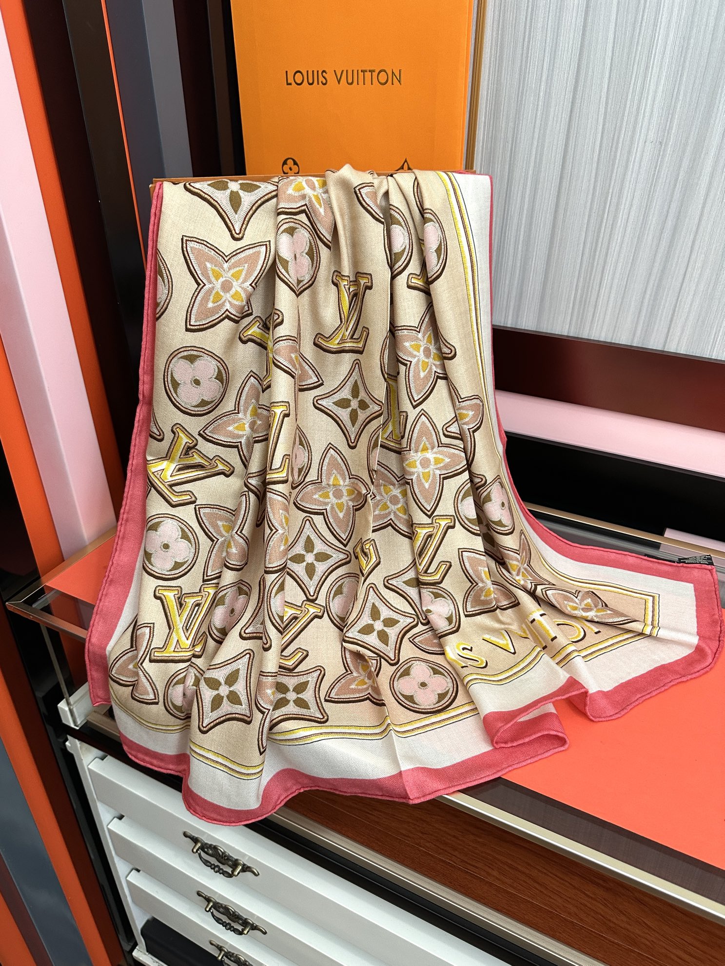 新款 ❤️LV 2025经典优雅[礼物]~气质到骨子里[色]新一季的面料超高级，真心超级柔软，丝丝顺滑[