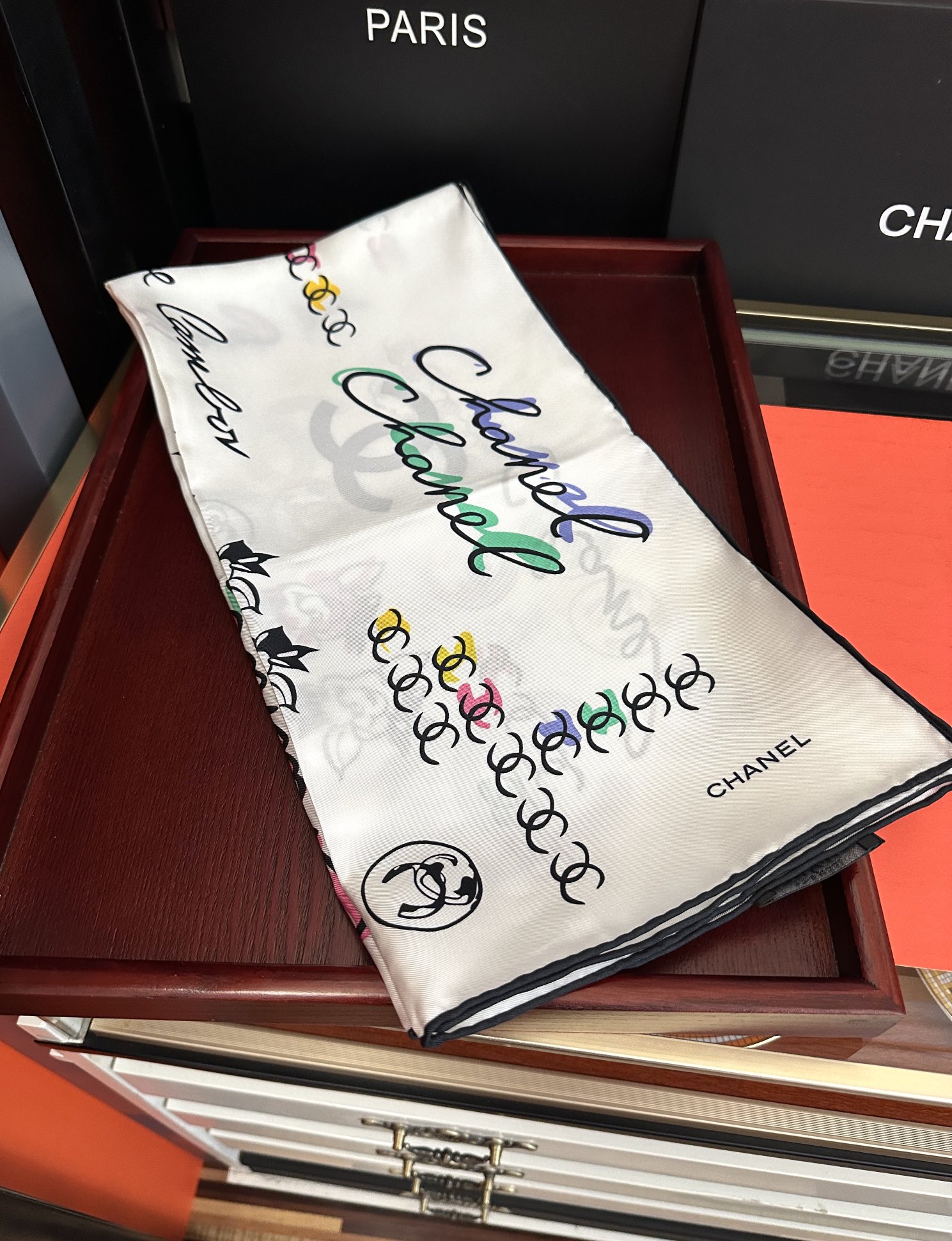 。双面同色 香奈儿18姆米 高版本👍香奶奶永远都是比较经典[發]一条印有字母Logo交织图案巧妙搭配[得