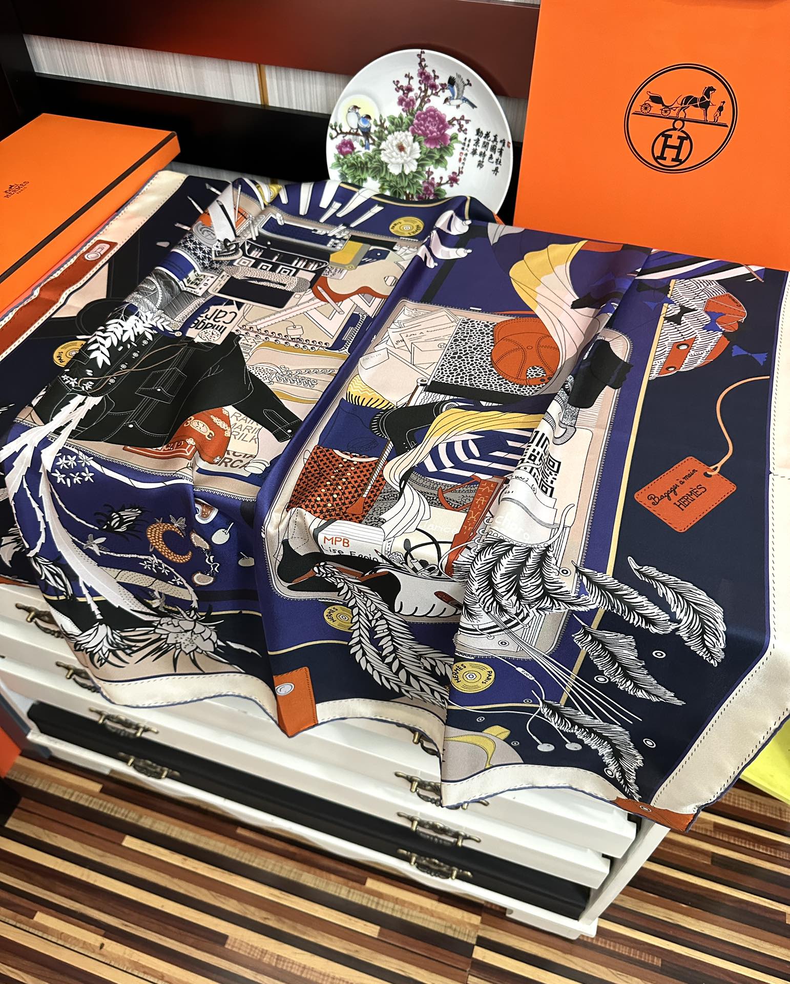 。爱 马 仕 官网同步手工卷边真丝方巾[得意] 这款爱马家展现强大而迷人的女性魅力精髓[色]此90厘米方