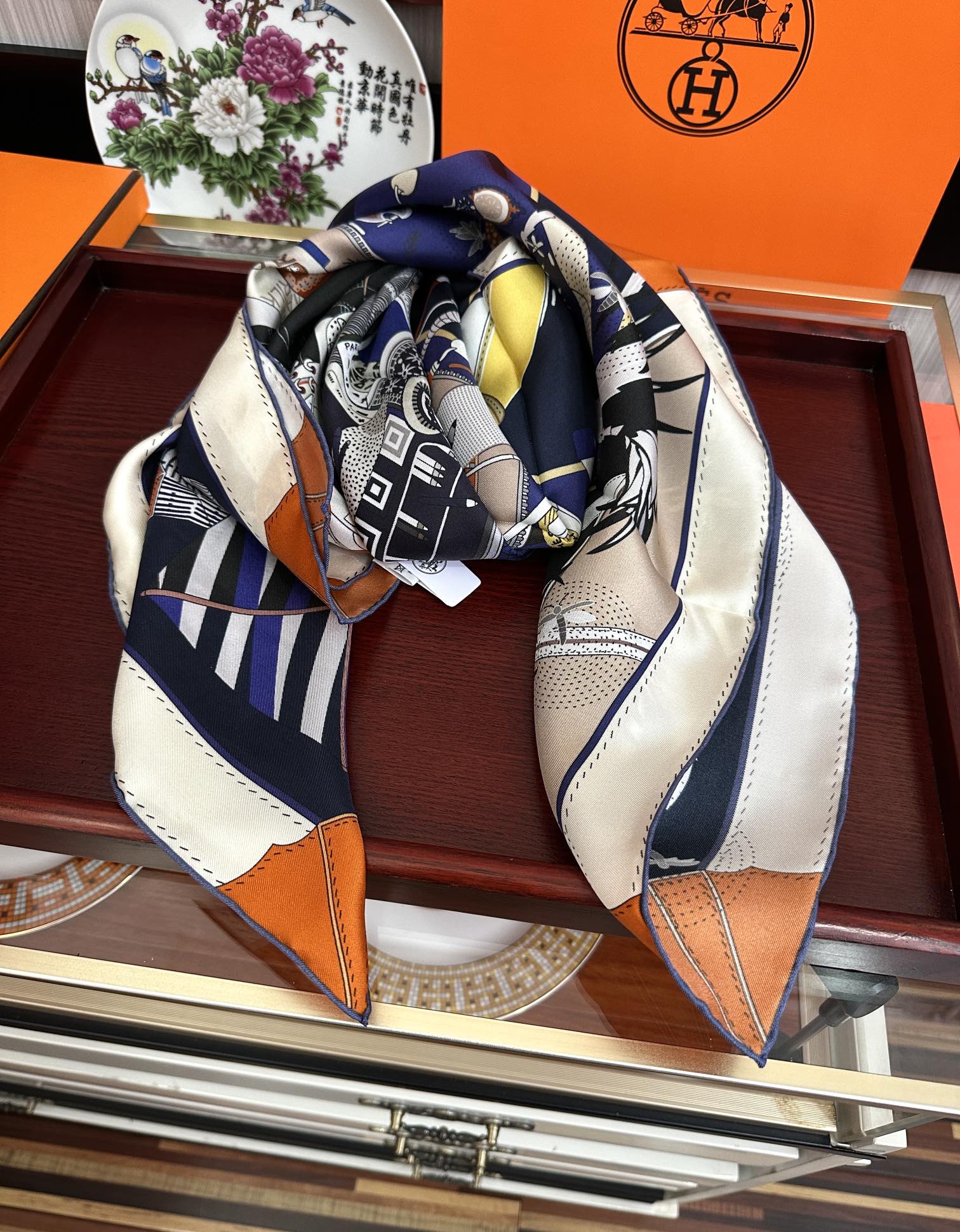 。爱 马 仕 官网同步手工卷边真丝方巾[得意] 这款爱马家展现强大而迷人的女性魅力精髓[色]此90厘米方