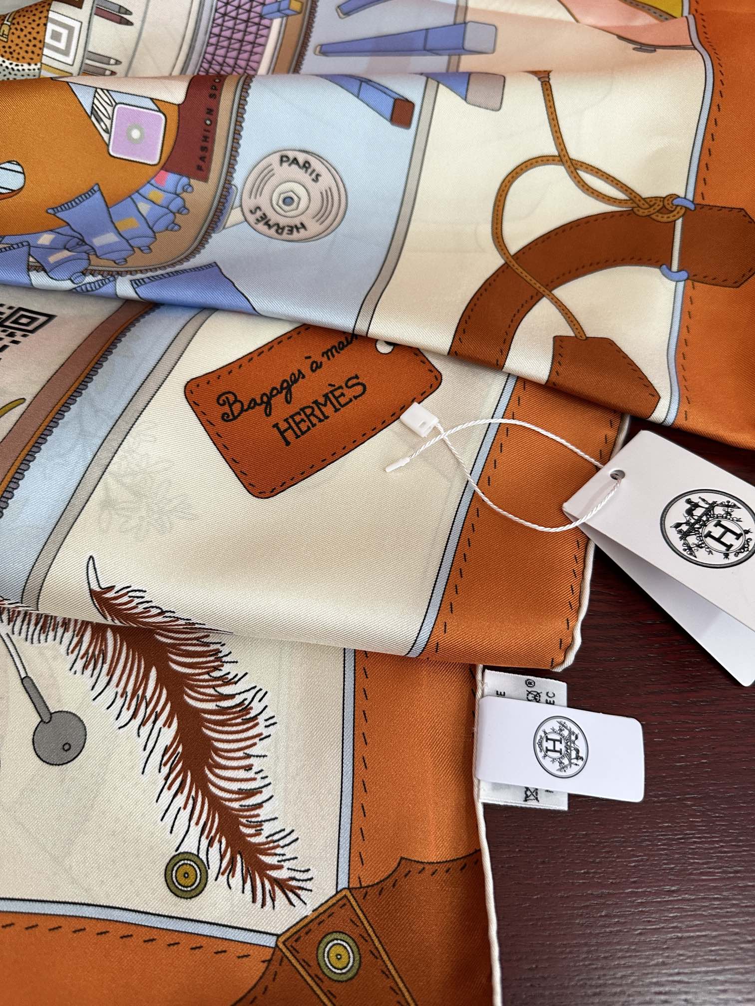 。爱 马 仕 官网同步手工卷边真丝方巾[得意] 这款爱马家展现强大而迷人的女性魅力精髓[色]此90厘米方