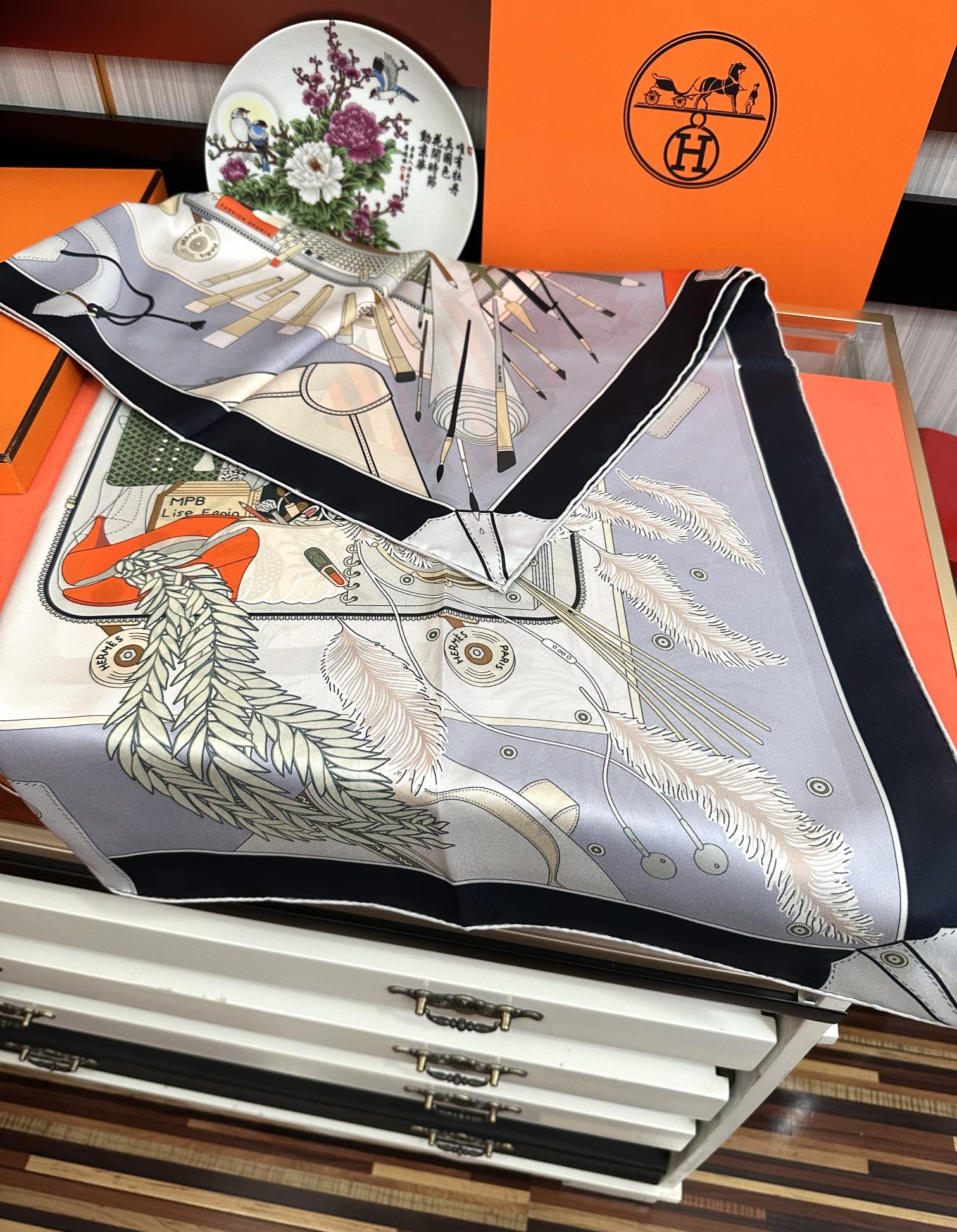 。爱 马 仕 官网同步手工卷边真丝方巾[得意] 这款爱马家展现强大而迷人的女性魅力精髓[色]此90厘米方