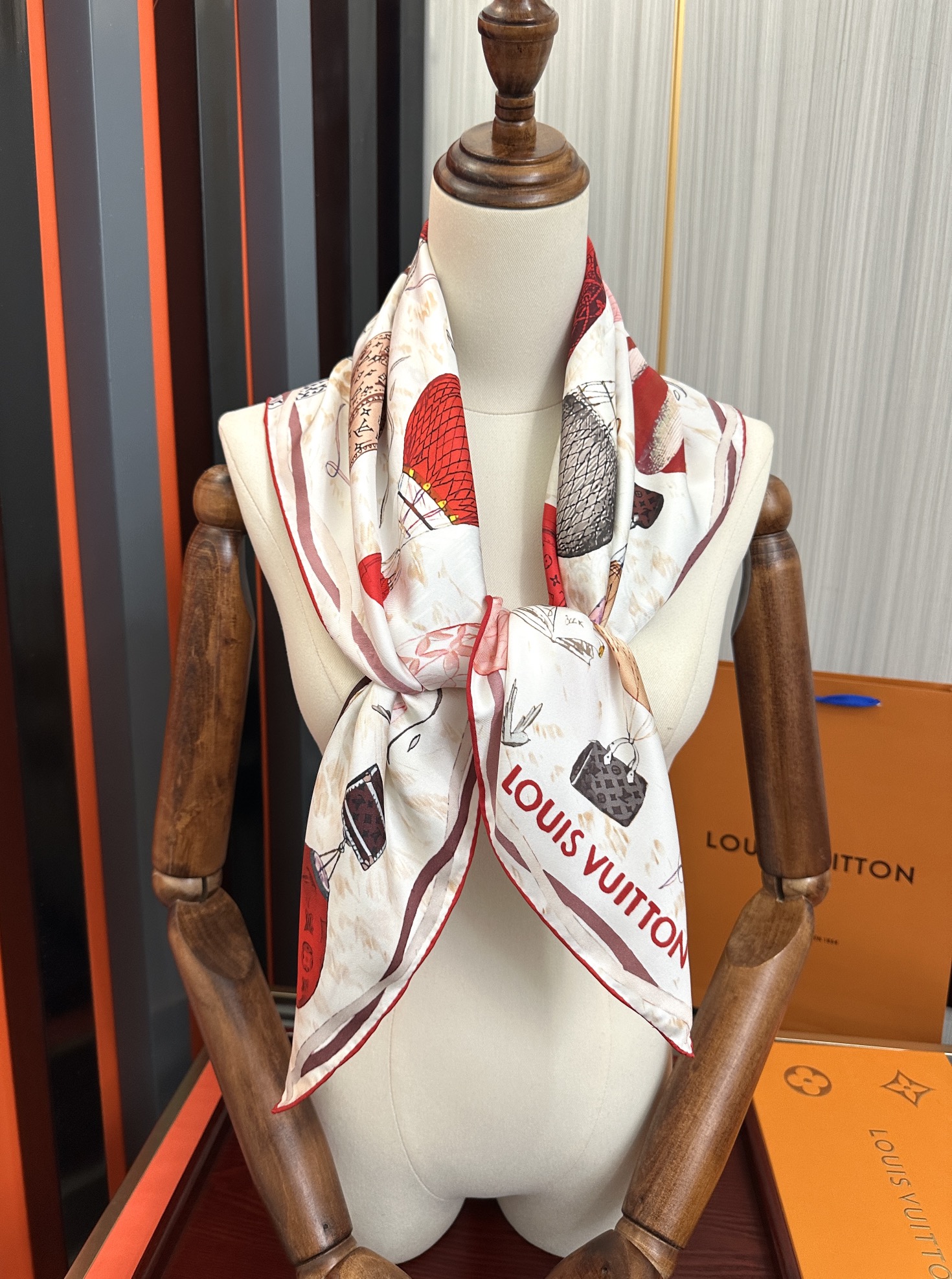 。LV官网同步【双面同色 热气球⚽️】精致卷边 太美了[庆祝]永远都是那么经典“通过别致的经典色彩向原创