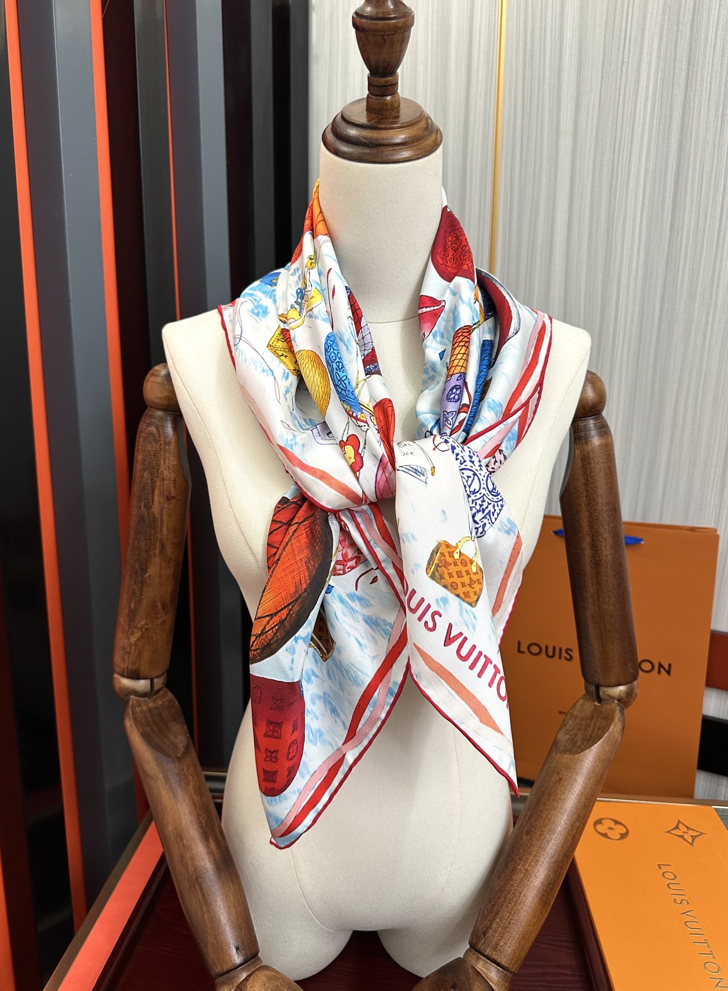 。LV官网同步【双面同色 热气球⚽️】精致卷边 太美了[庆祝]永远都是那么经典“通过别致的经典色彩向原创