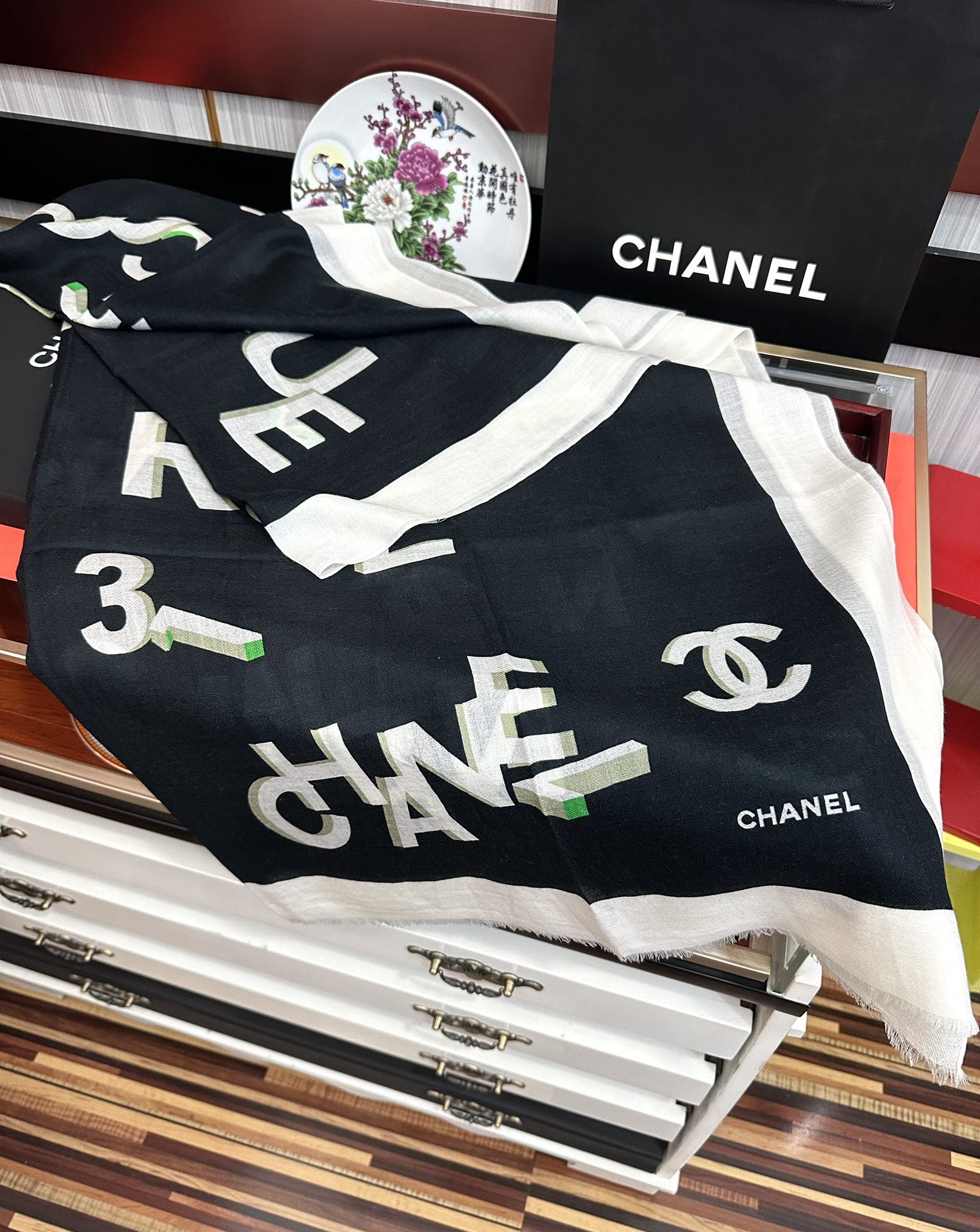 。上新 小香2025 最新款、太美到心动😘【香家双c系列300支羊绒长巾】实物真心美 🎀披肩配以印花💓无