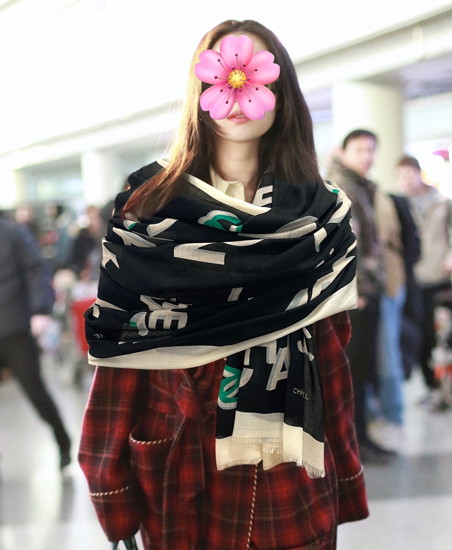 。上新 小香2025 最新款、太美到心动😘【香家双c系列300支羊绒长巾】实物真心美 🎀披肩配以印花💓无