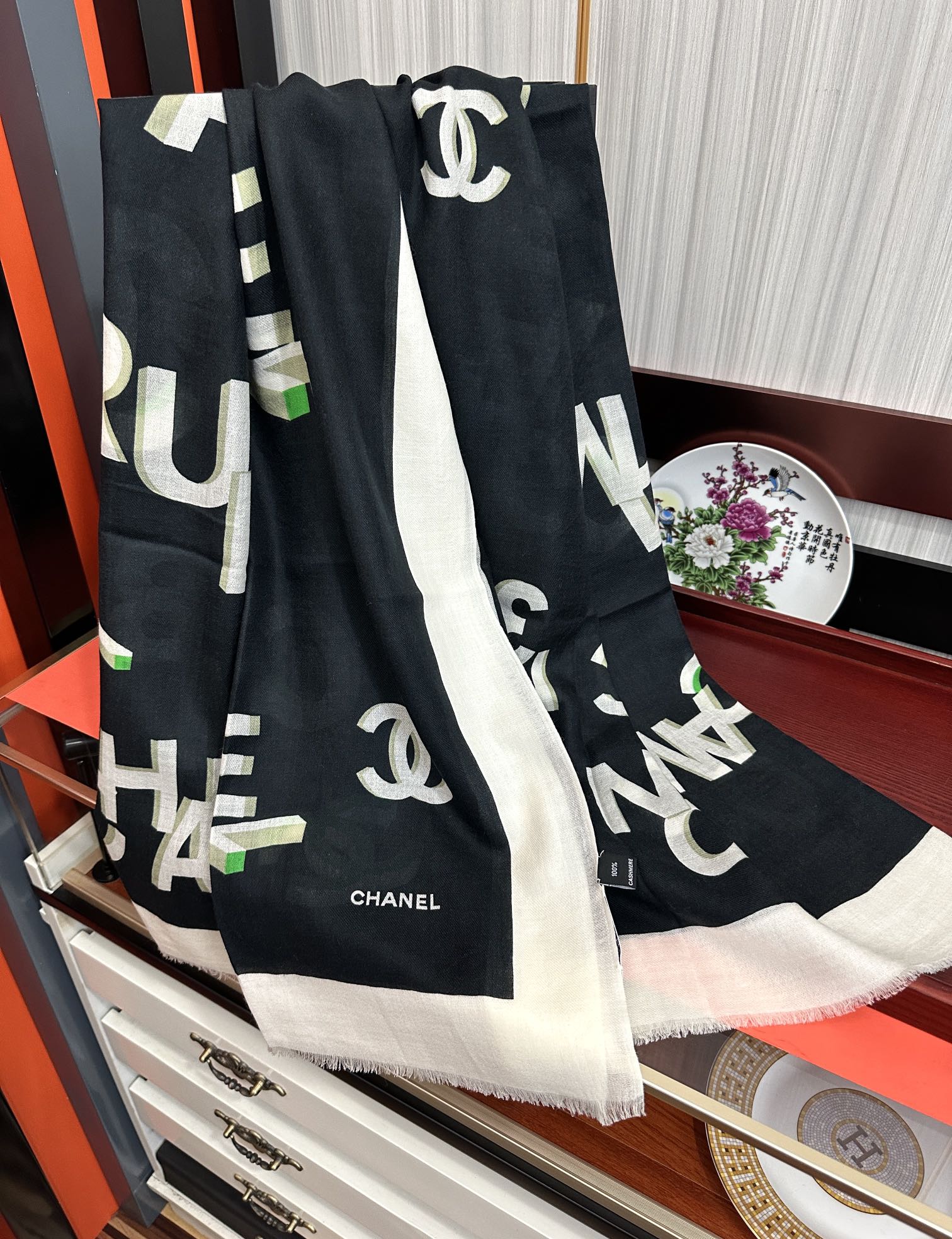 。上新 小香2025 最新款、太美到心动😘【香家双c系列300支羊绒长巾】实物真心美 🎀披肩配以印花💓无