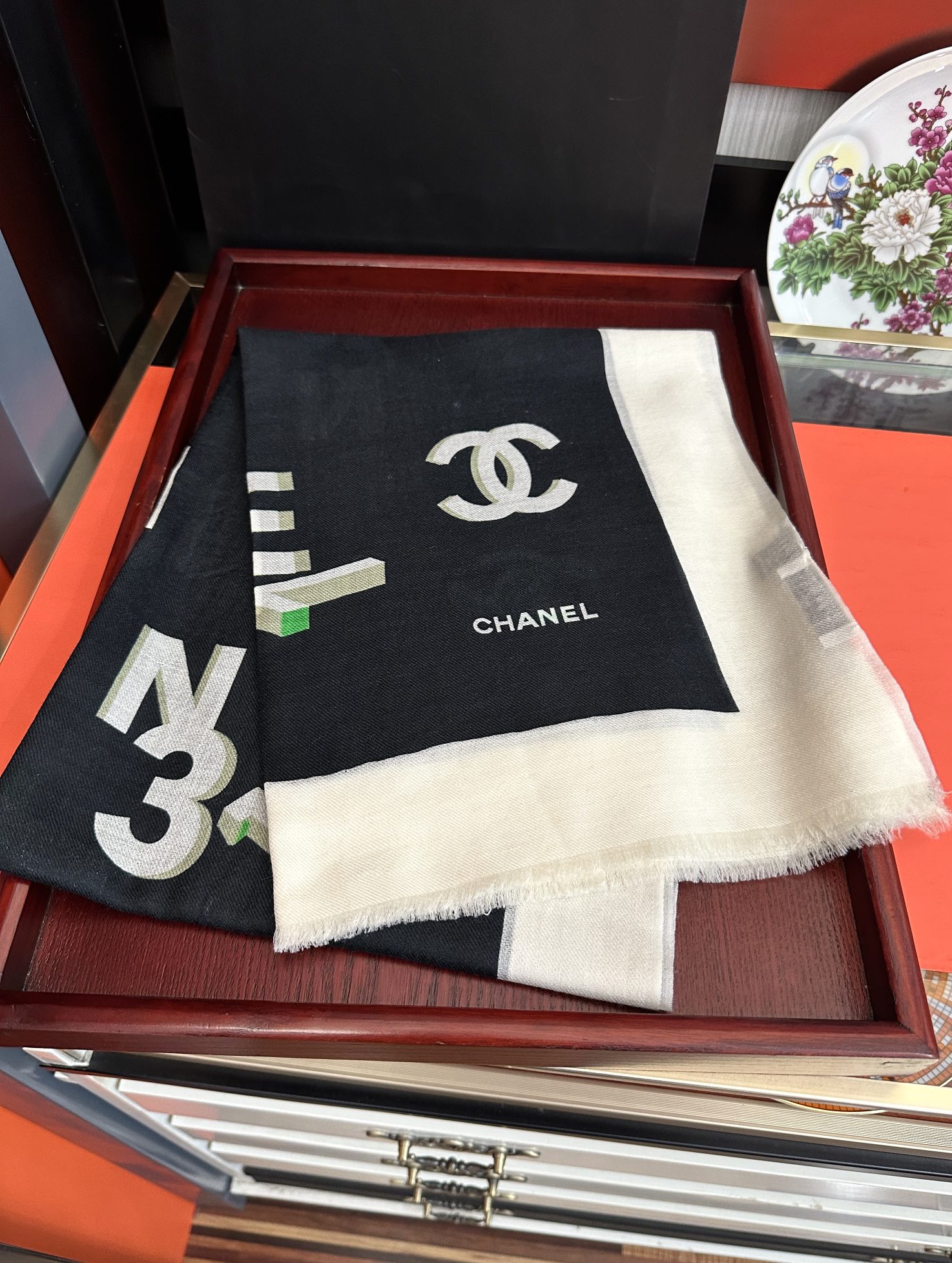 。上新 小香2025 最新款、太美到心动😘【香家双c系列300支羊绒长巾】实物真心美 🎀披肩配以印花💓无