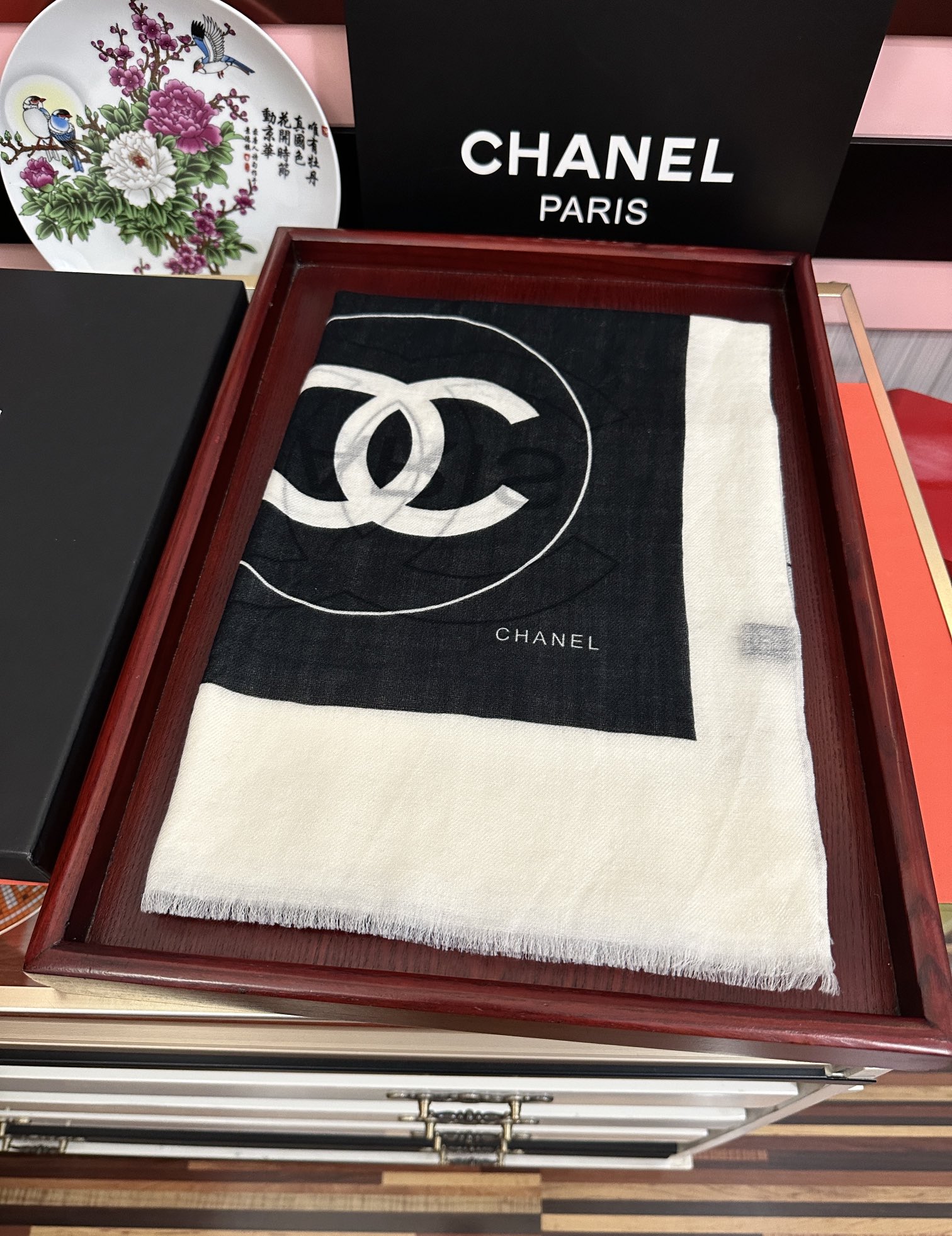 。重磅推荐 小香2025 最新款 香奶奶【双c标志】必备款 顶级设计太美了，真心赞👍😘💍实物真心美 🎀披