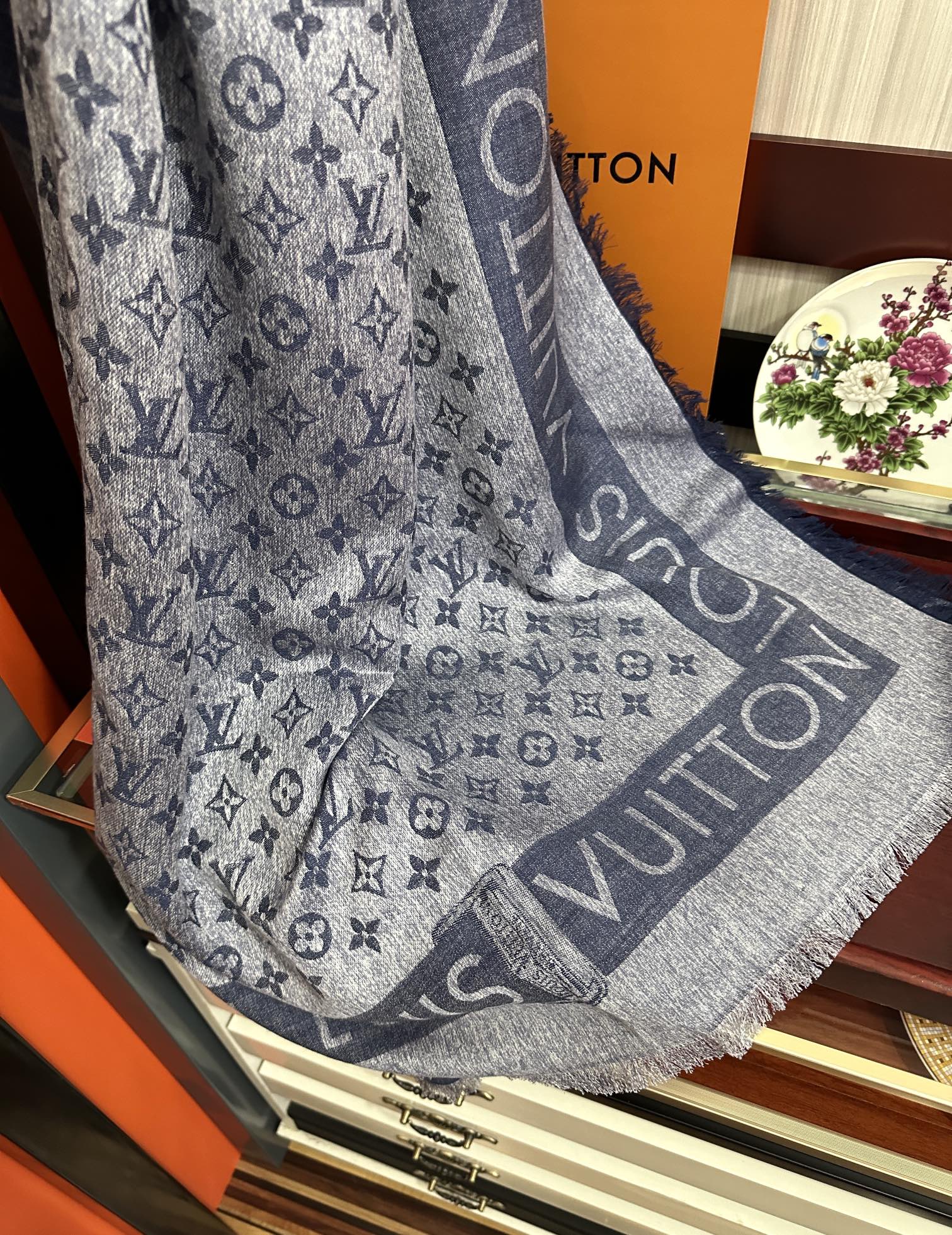 。2010最新款LV重磅推荐太美了[得意]，永不过时，好货不怕晚，经典款L家人手必备一条最最经典款💪🏻💪