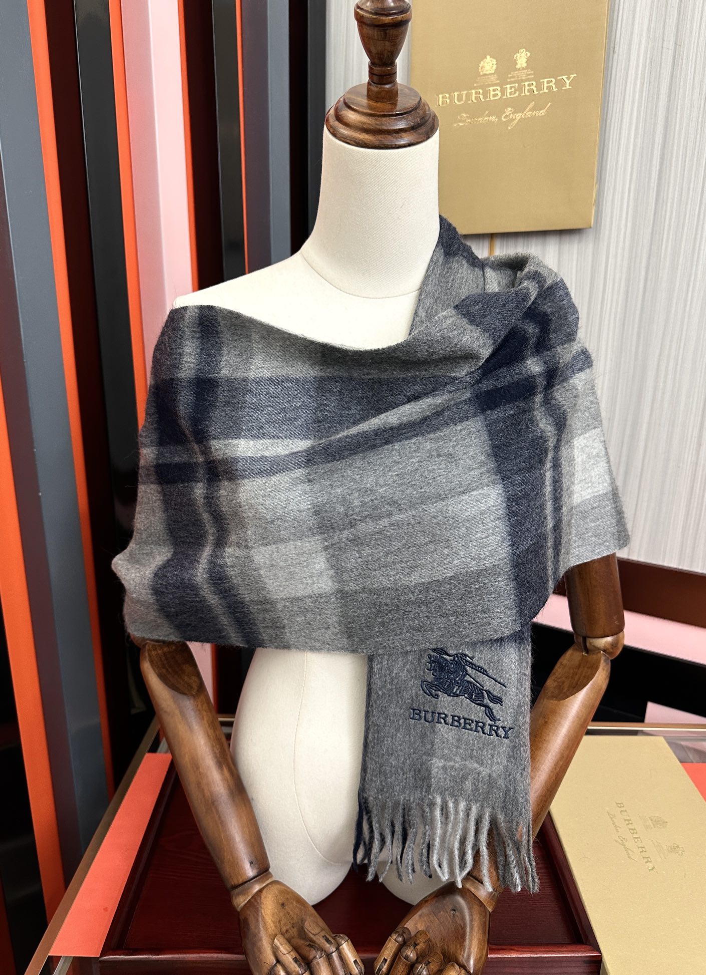 。85%山羊绒 2025 巴宝莉【刺绣战马】采用内蒙古顶级山羊绒，新款男女通用情侣款👫重磅推荐💥 经典的