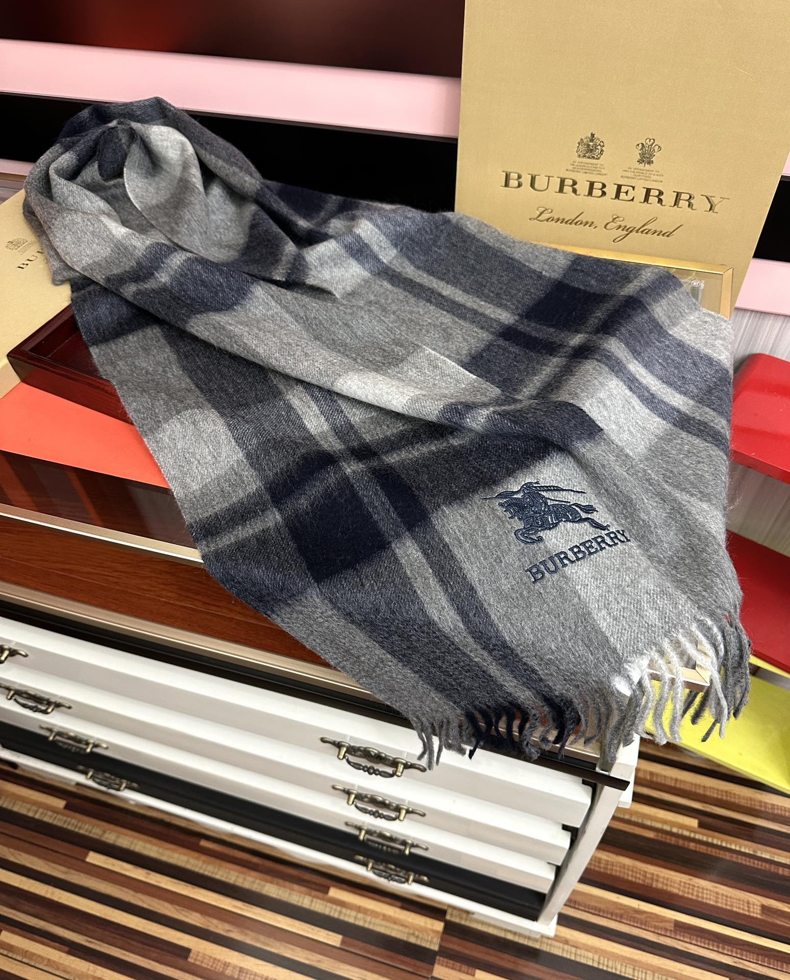 。85%山羊绒 2025 巴宝莉【刺绣战马】采用内蒙古顶级山羊绒，新款男女通用情侣款👫重磅推荐💥 经典的